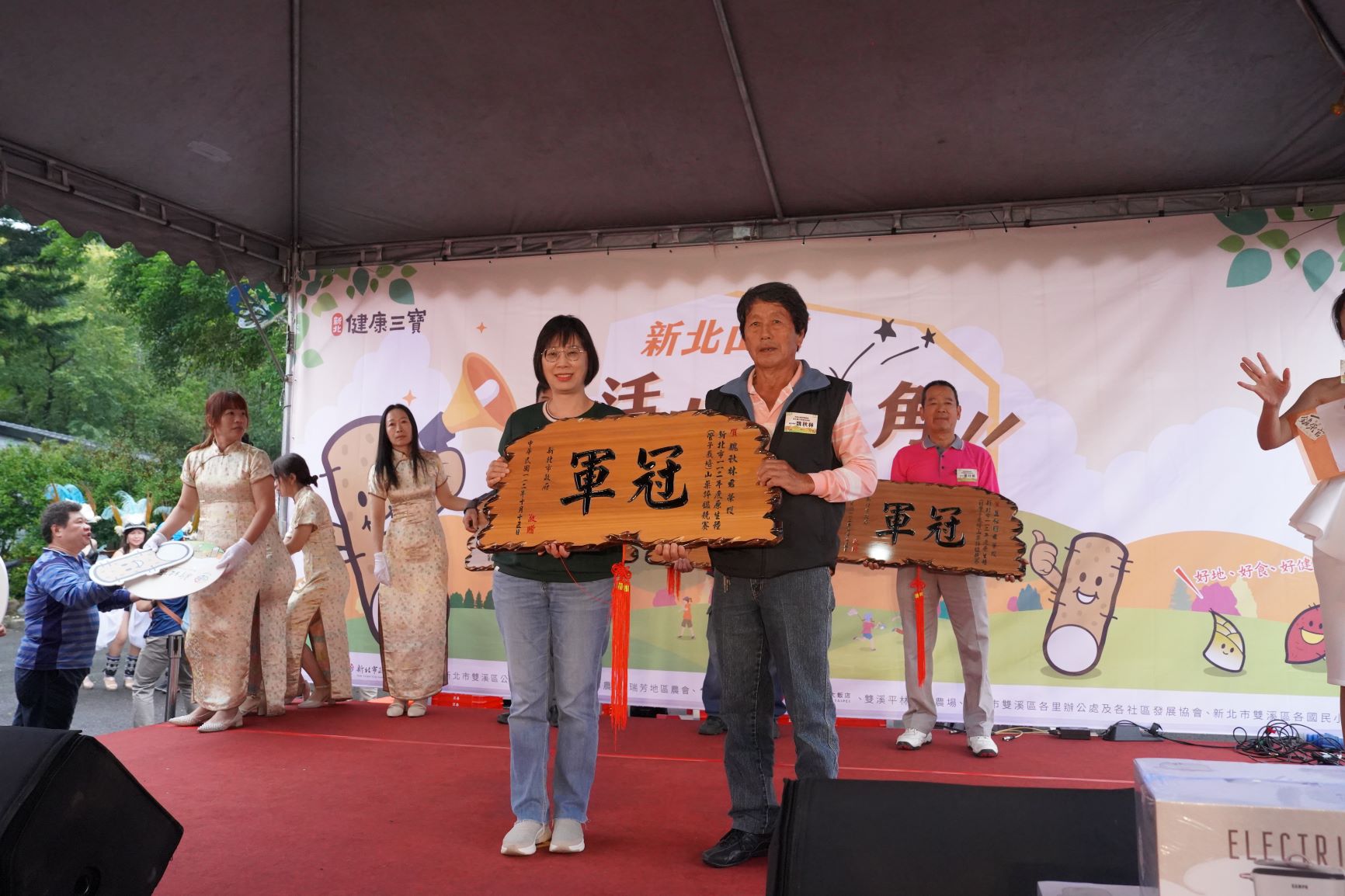 農友魏秋林(右)今(112)年先後奪下「瑞芳地區山藥評鑑」與「新北市112年度山藥評鑑競賽」_