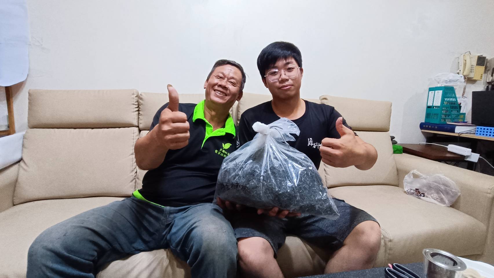 柑仔園茶園首次奪得特等獎,茶園由父親鄭英堯(左)及兒子鄭申皓(右)共同經營
