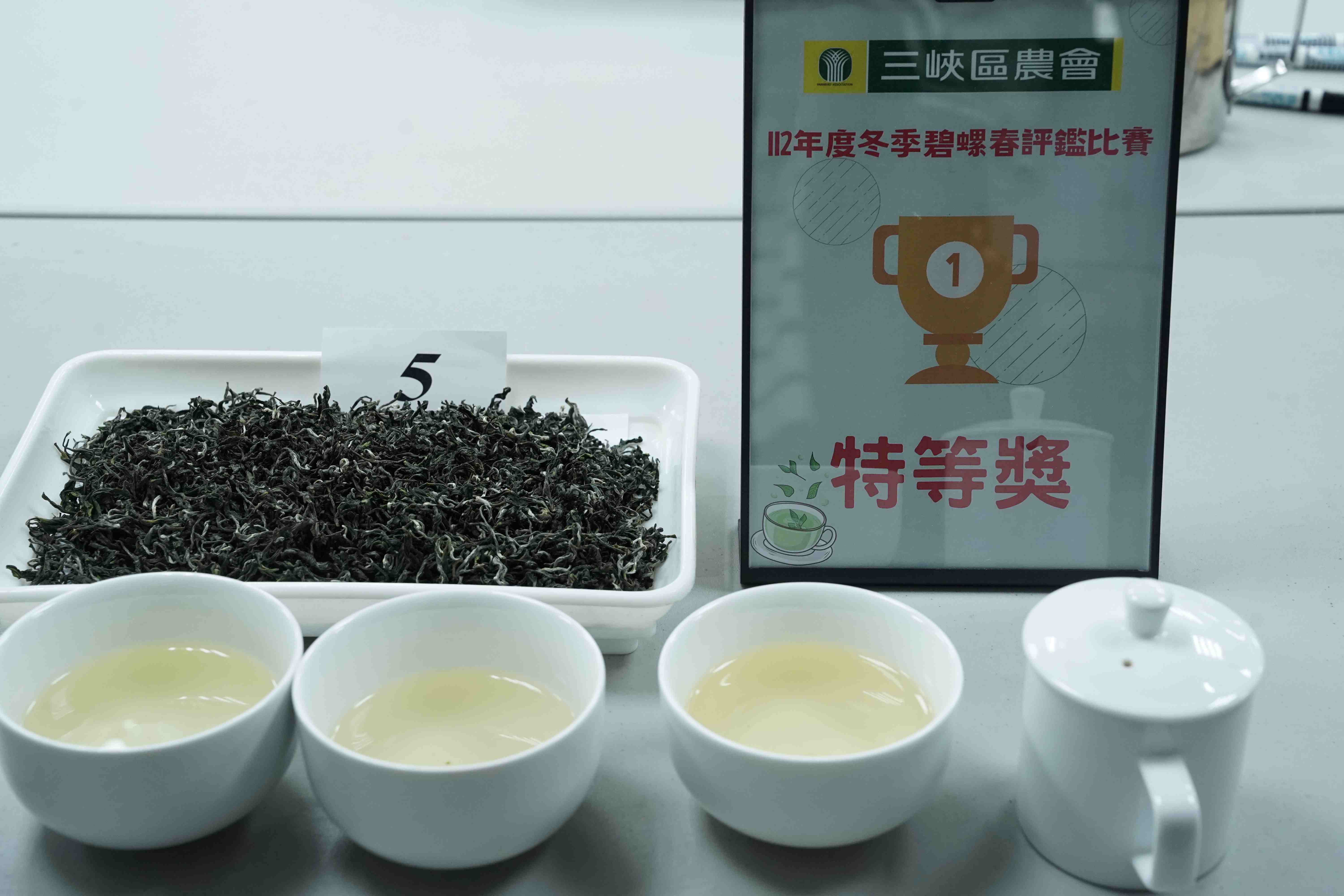特等獎茶葉茶菁條件佳,泡出的湯色碧綠顯黃清澈明亮,香氣鮮雅帶甜香