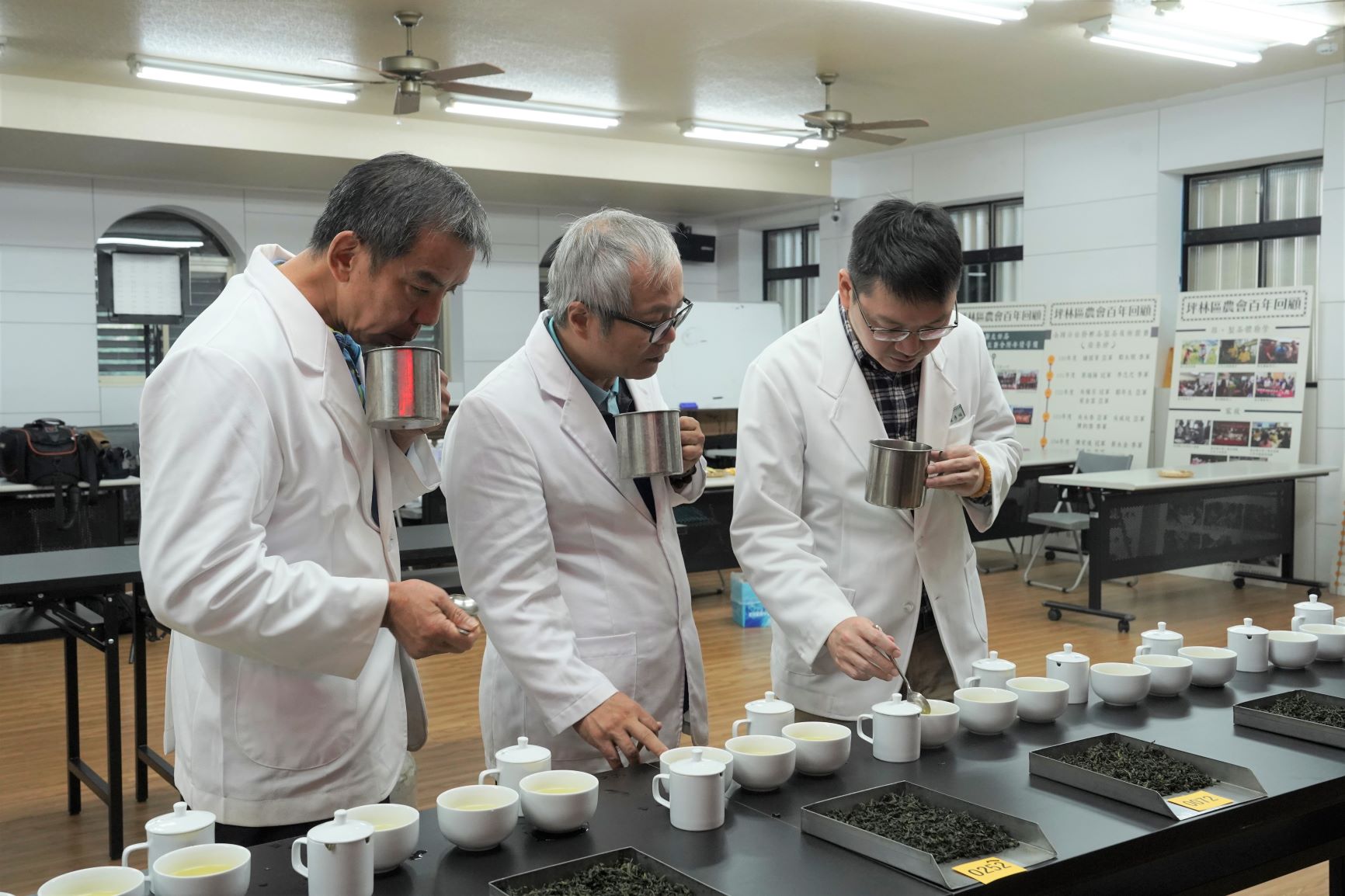 坪林區農會辦理「包種茶評鑑」為新北市最大規模的評鑑賽事，本年冬季評鑑有1,090點茶品參賽，評審歷經11月19至24日共6日進行品評