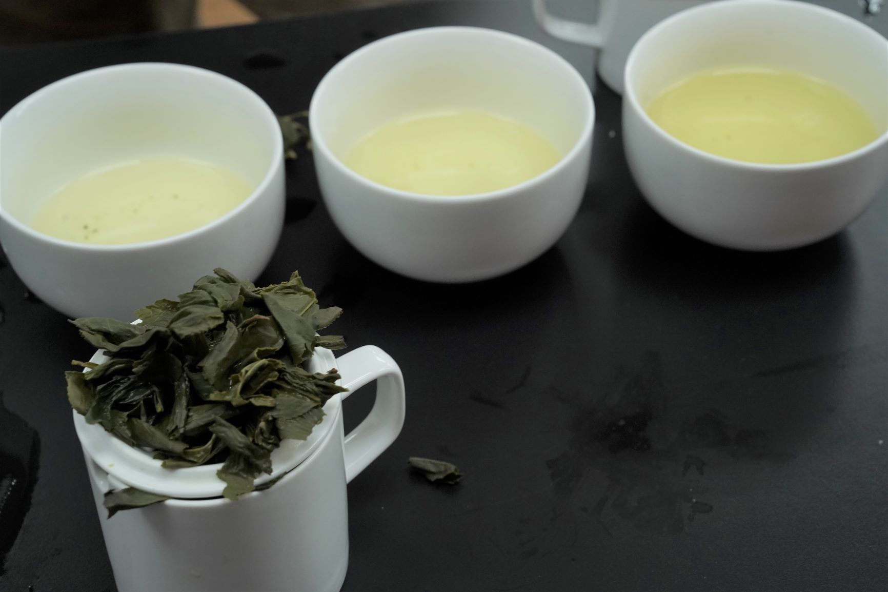 特等茶湯澄清透亮，蜜綠顯黃，風味乾淨平衡，充滿蘭花的清香