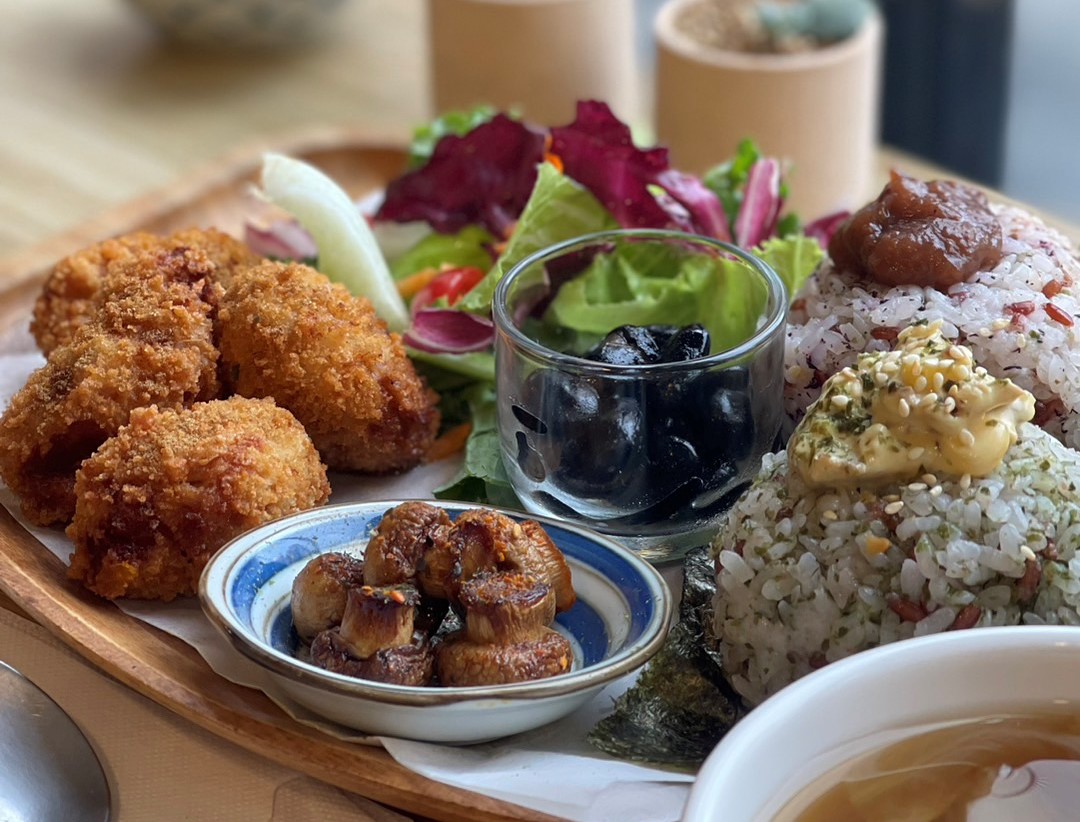 原粹蔬食作近期也新推出用日本大豆製成的「元氣飯糰唐揚G」,秉持原粹吃得到食物原味的精神