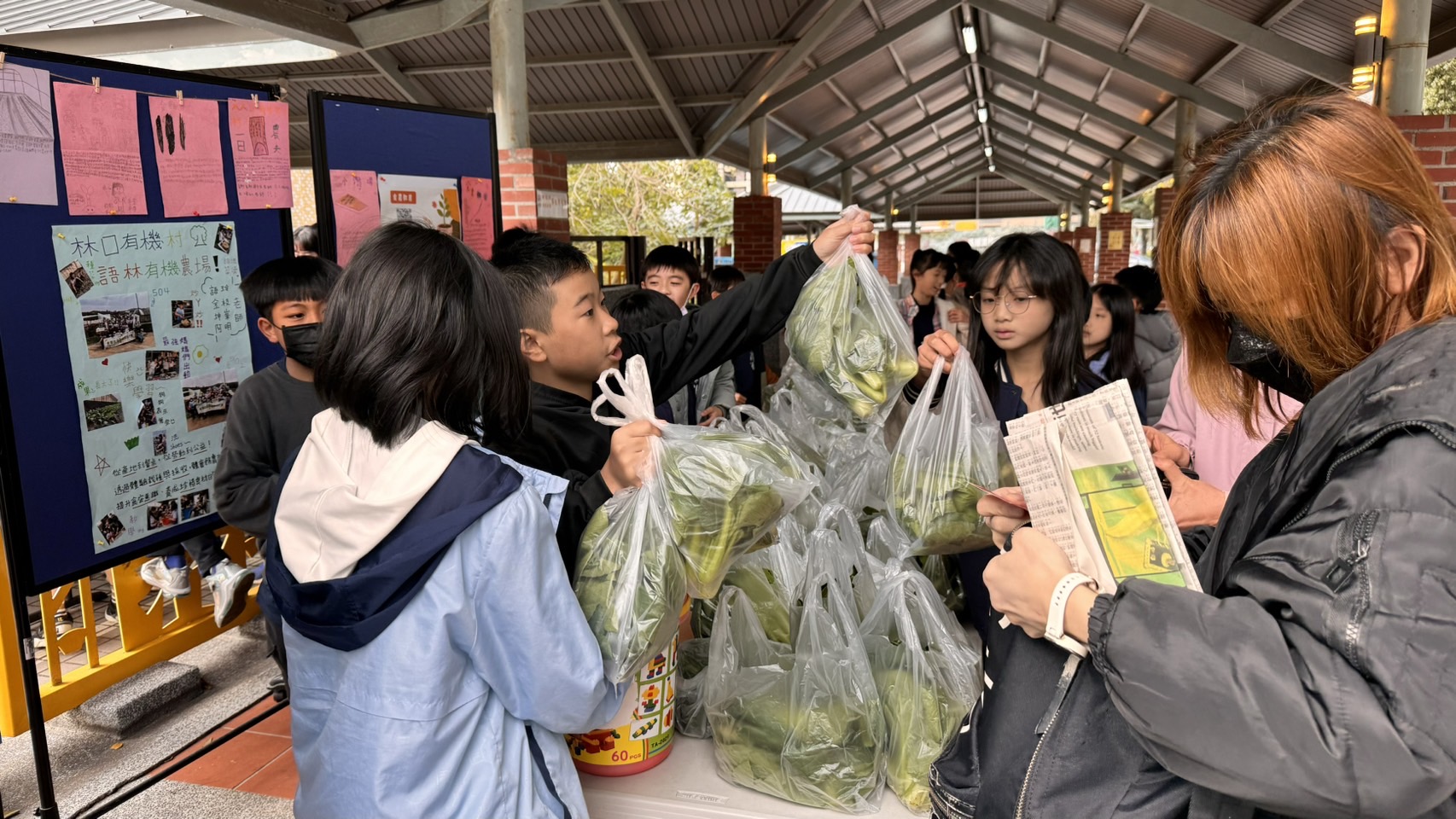 新林國小5年級學生利用放學期間進行義賣活動，所得將捐助給轄區內社福機構