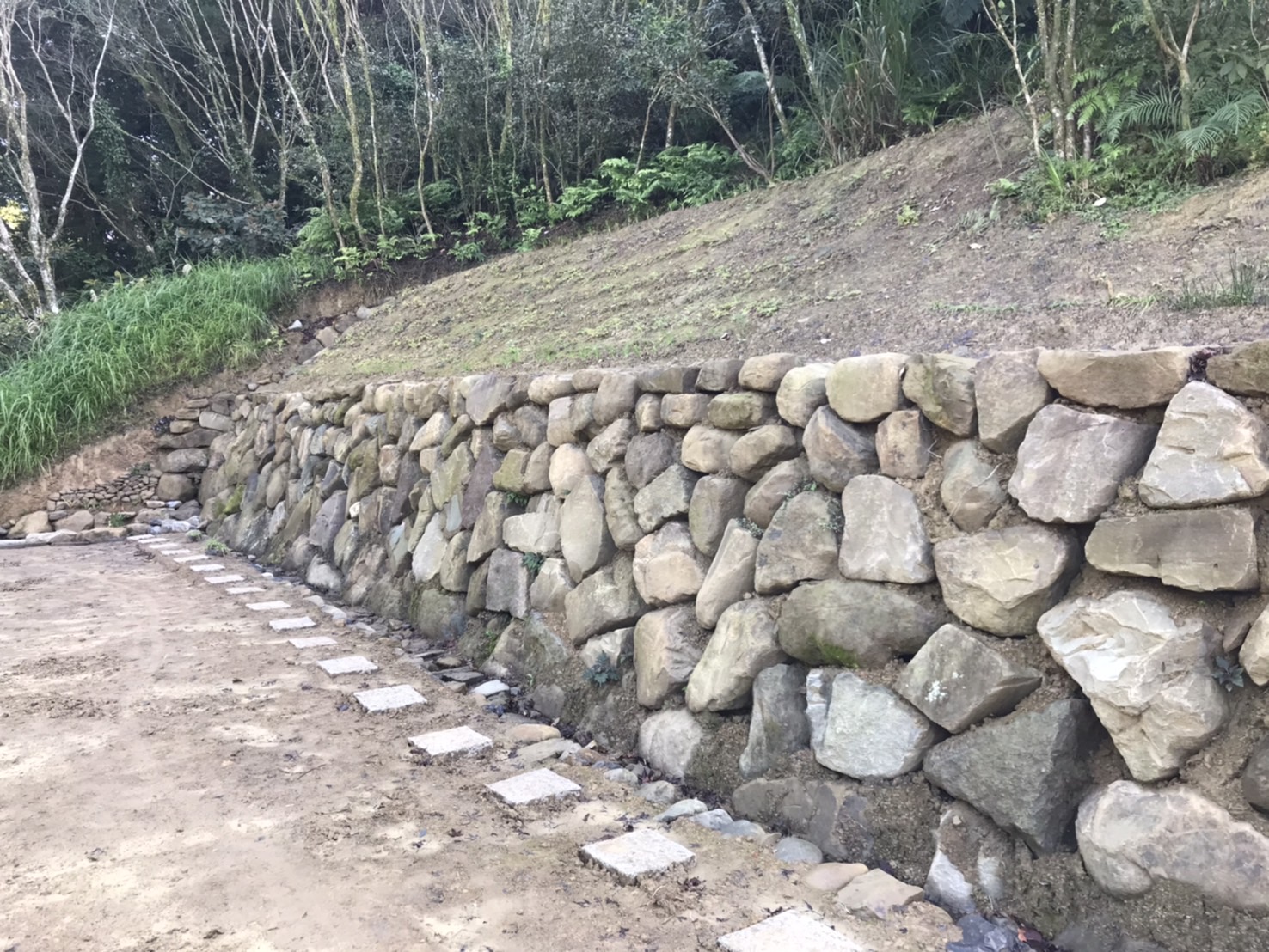 農業局安排水土保持服務團技師進行農地輔導，以農地內大型石塊施作砌石擋土牆