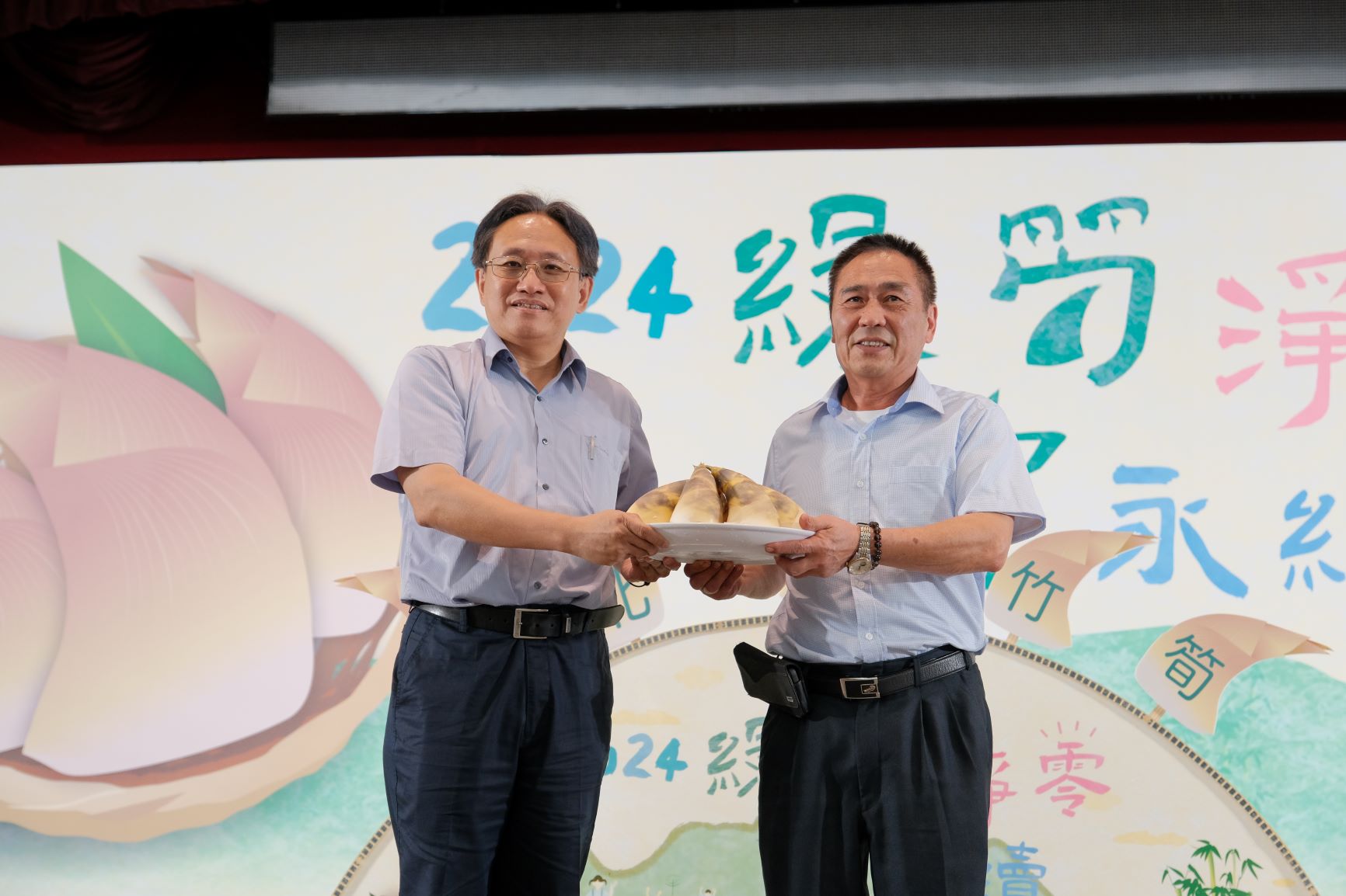 「甜筍王」由新店區陳能恭獲獎,新店區農會理事長周興旺(右)代領