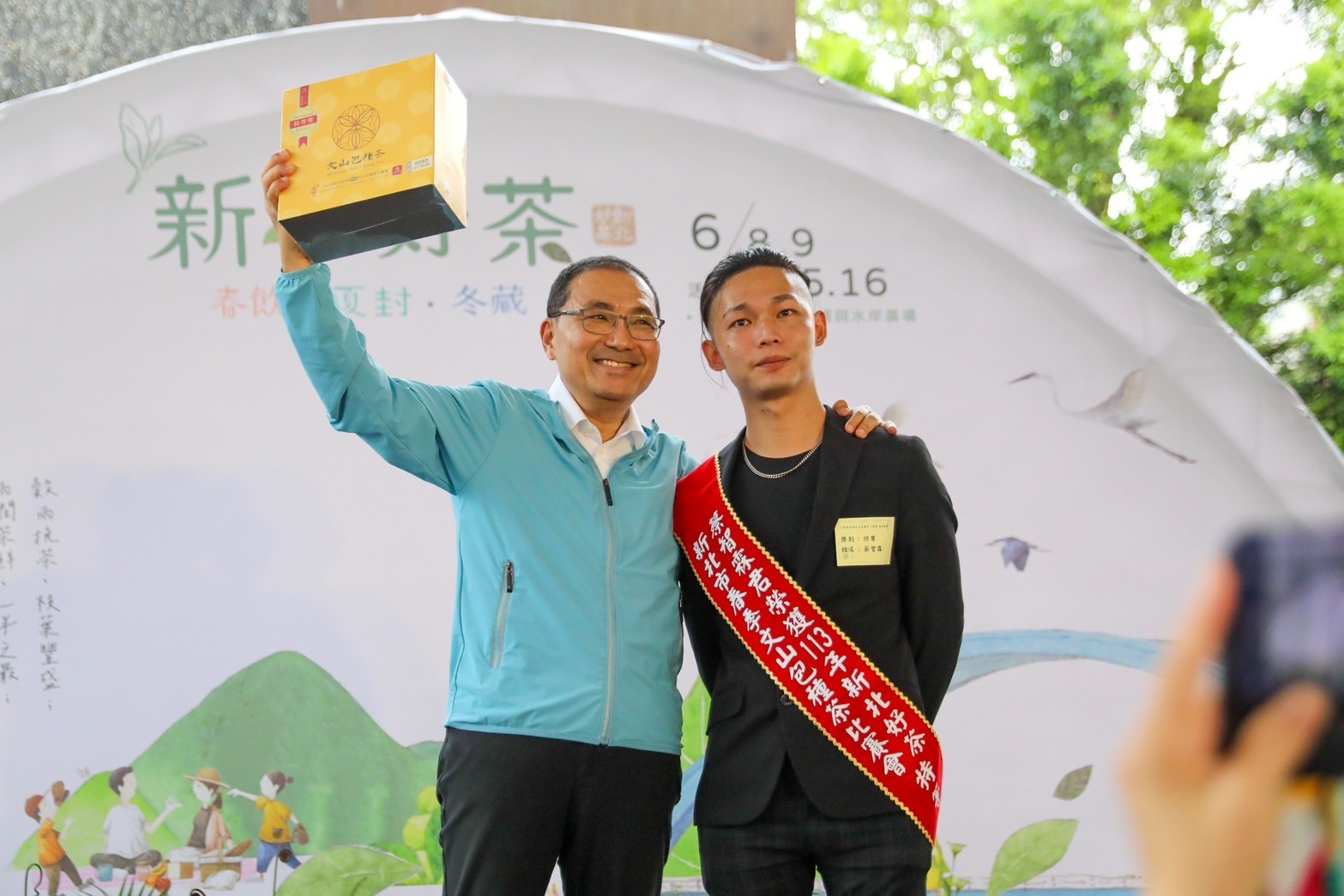 市長侯友宜(左)今(8)日到場頒贈賀匾恭賀特等獎得主蔡智霖(右)