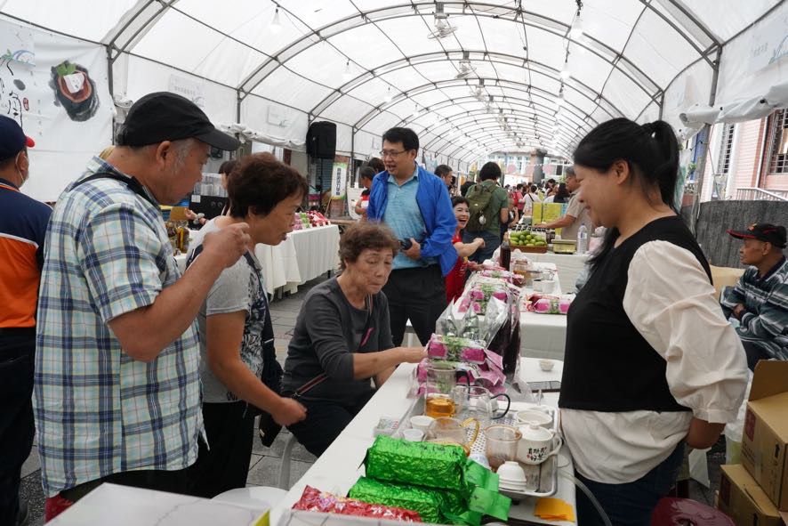 民眾可在市集買好茶