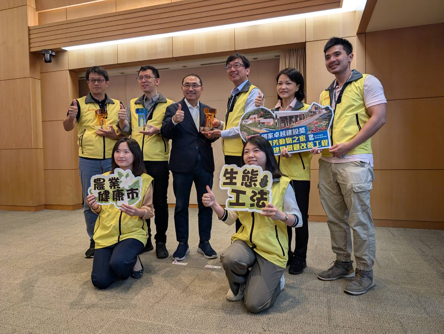 新北市政府獲國家卓越建設獎29個獎項,獲獎數最多,農業局等共11個局於今(18)日在新北市政會議與市長侯友宜(後排左3)分享獲獎榮耀