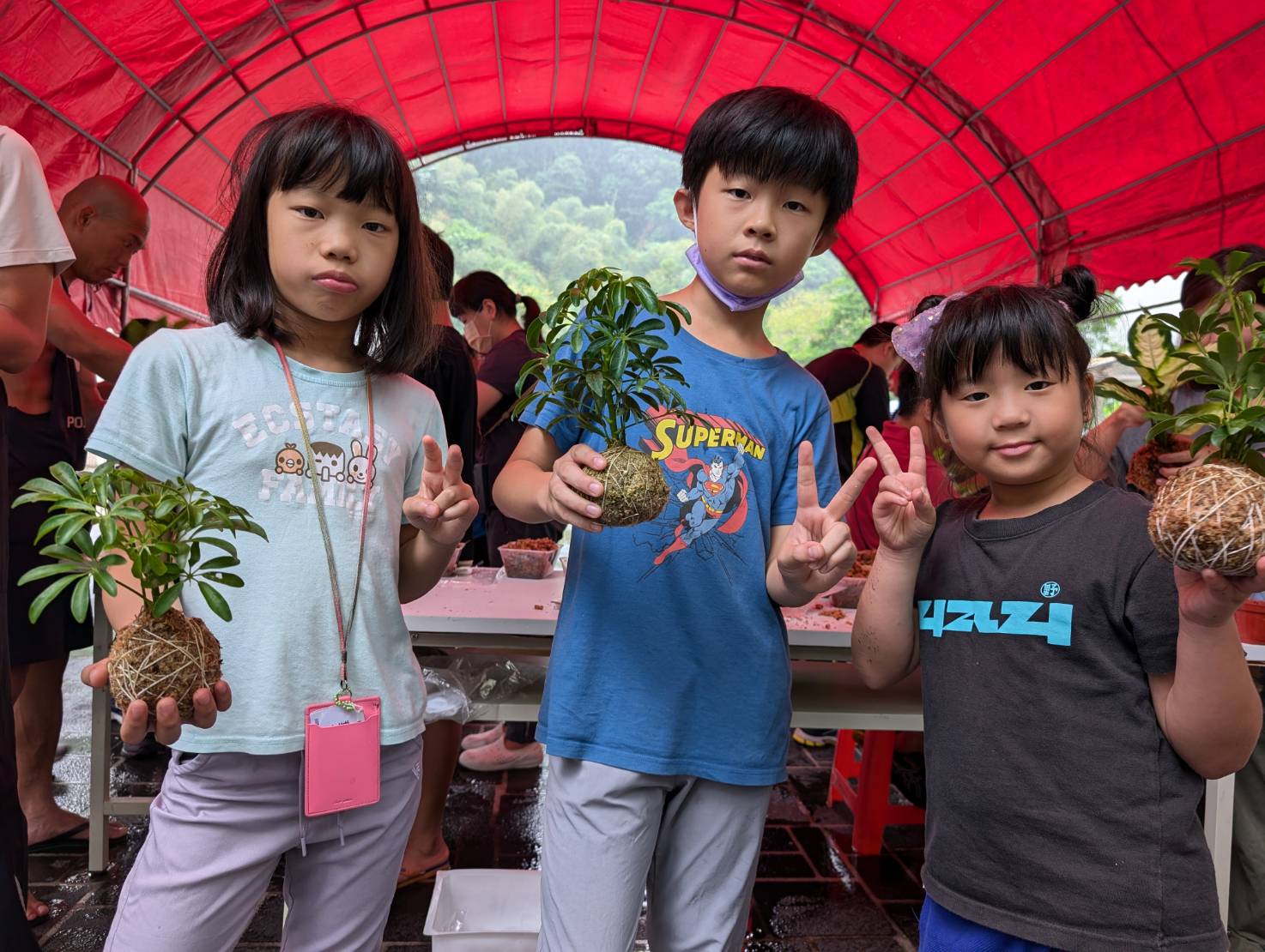 學童親手製作水苔球了解水土保持植物根系能固定土壤