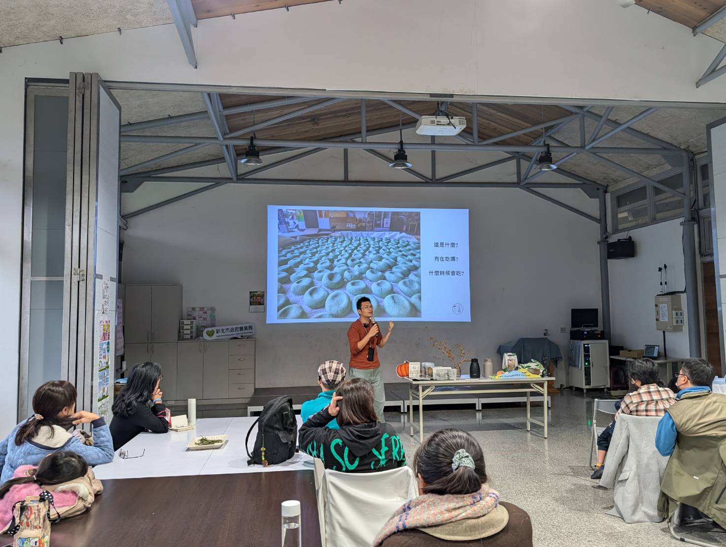 三玉號野草茶創辦人蘇立中老師帶領學員認識原住民常用的野草食材
