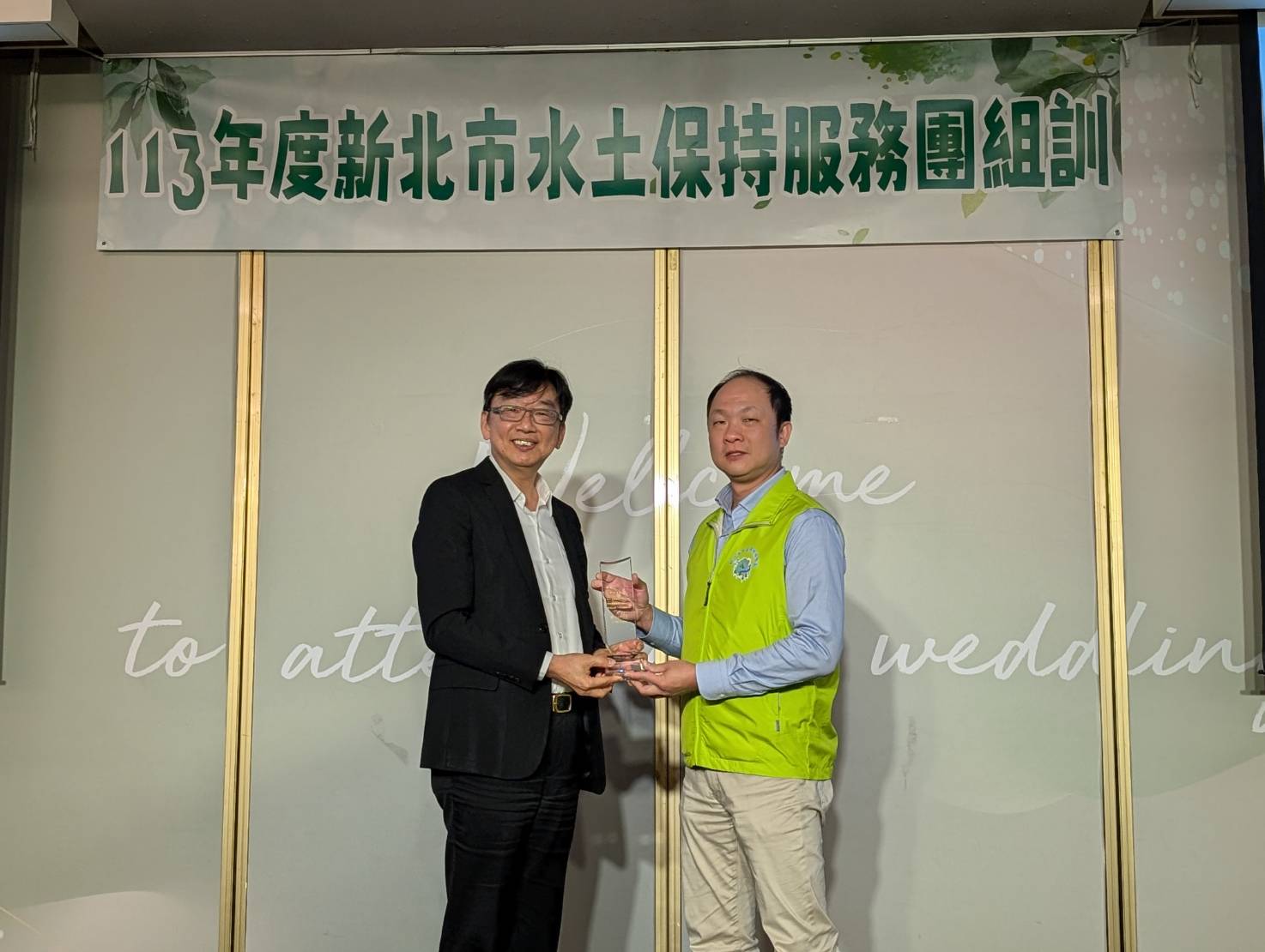 團長貢獻獎則由劉永發團長(右)獲得,劉永發帶領服務團,全年無私奉獻,協助簡化繁瑣行政流程