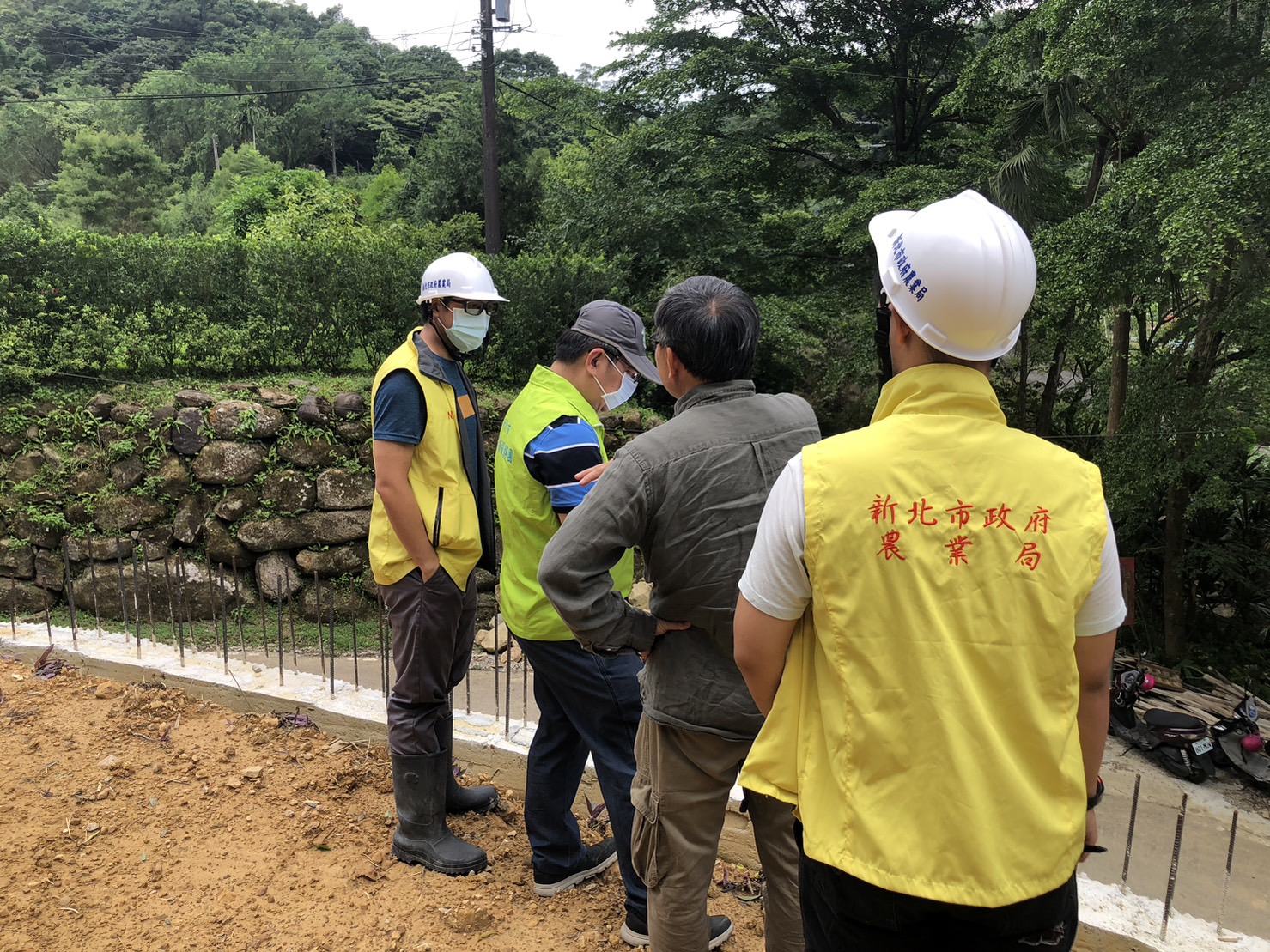 民眾若有發現不明人士及機具,隨意開挖山坡地或堆積土石之行為,可撥打1999新北市民專線通報,將立即前往制止取締