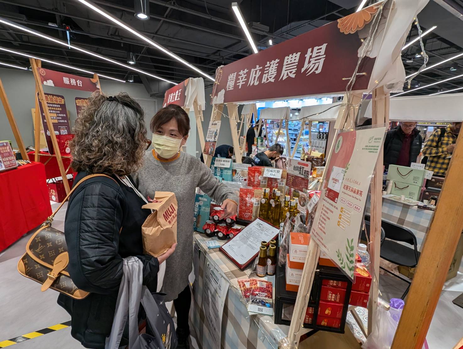 現場民眾購買雲林農產年節好物
