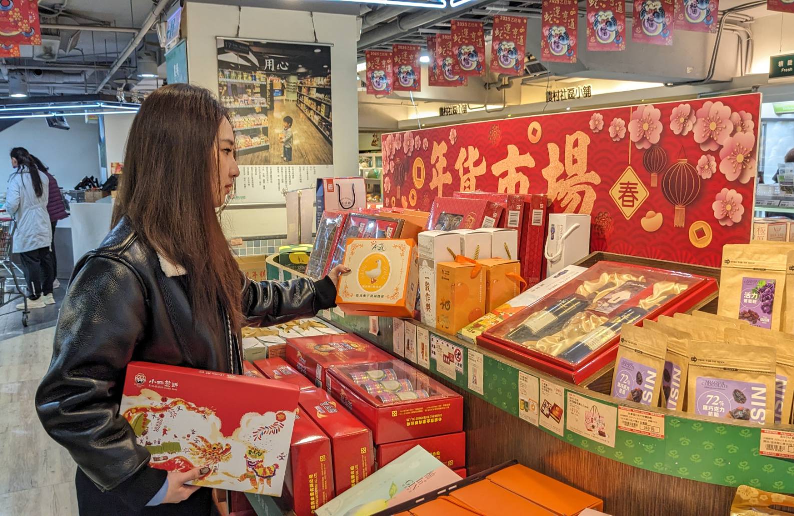 民眾到板農超市挑選精美禮盒送禮自用兩相宜