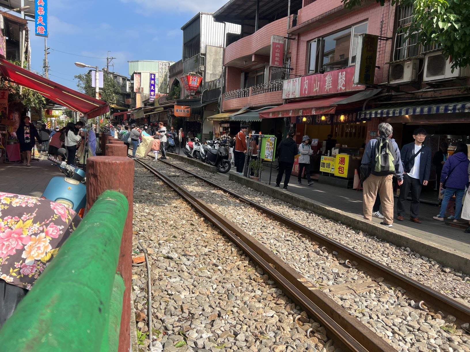 龍安社區推出季節限定的小旅行路線,可至十分老街遊逛