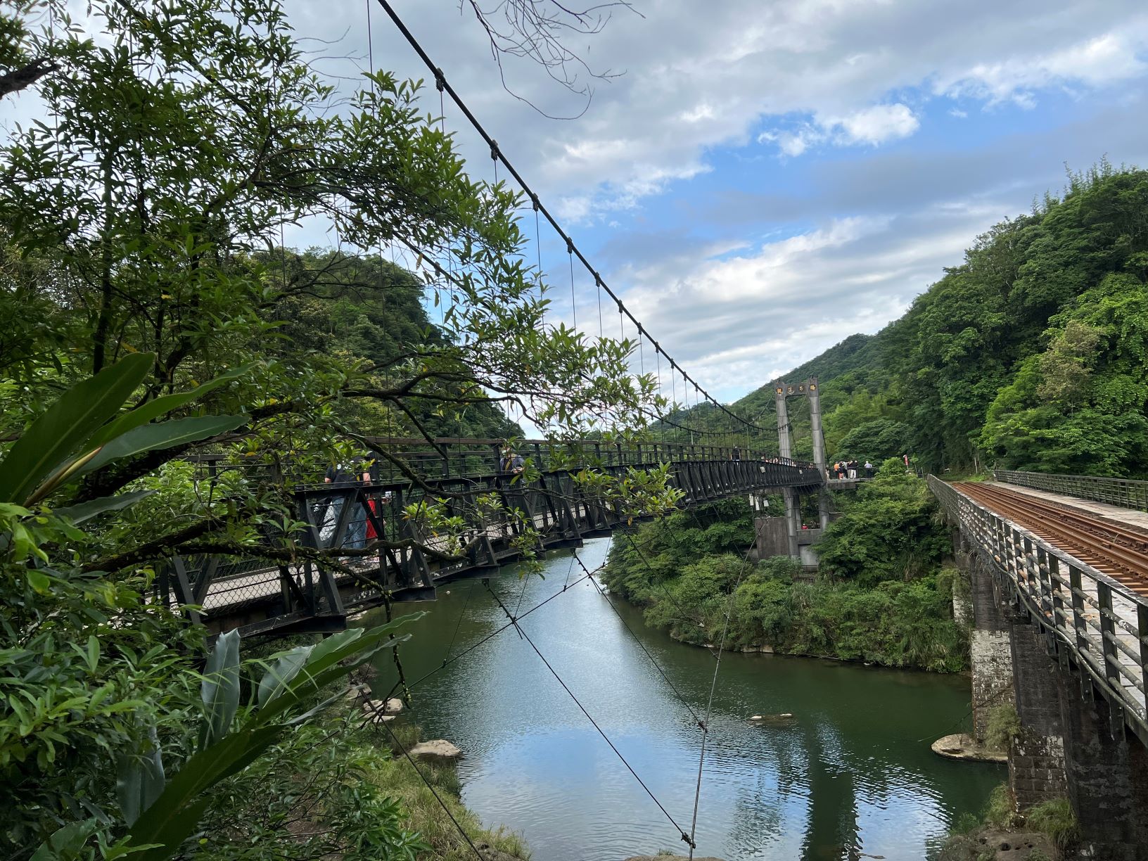 龍安社區推出季節限定的小旅行路線,可至台灣尼加拉瀑布十分瀑布體驗大自然