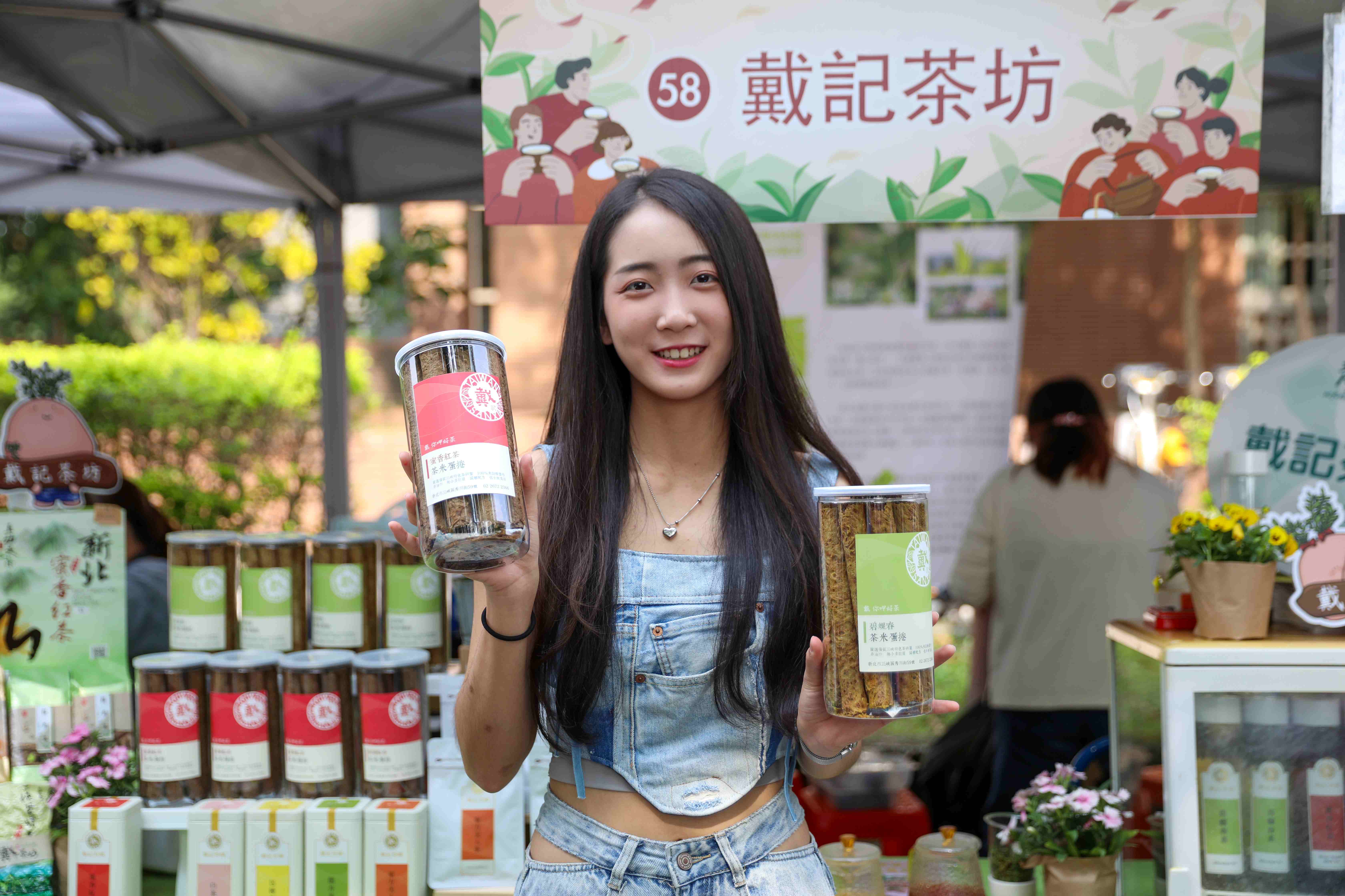 三峽綠茶季設有特色攤位，現場販售在地茶農特色茶點