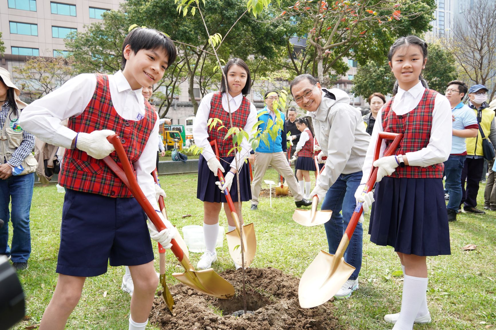 市長侯友宜今日到場與學童共同植樹