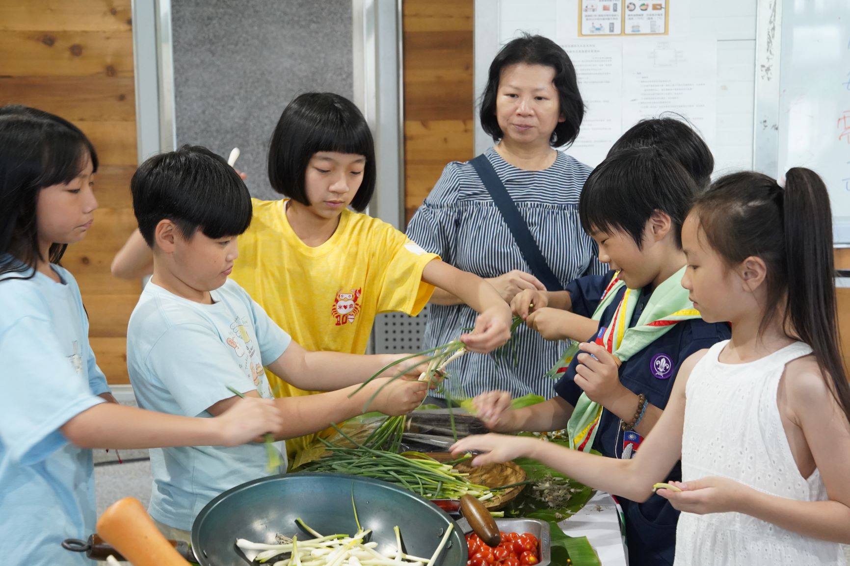 除了體驗採摘與辨識野菜外，學員也製作製作紅豆糯米飯