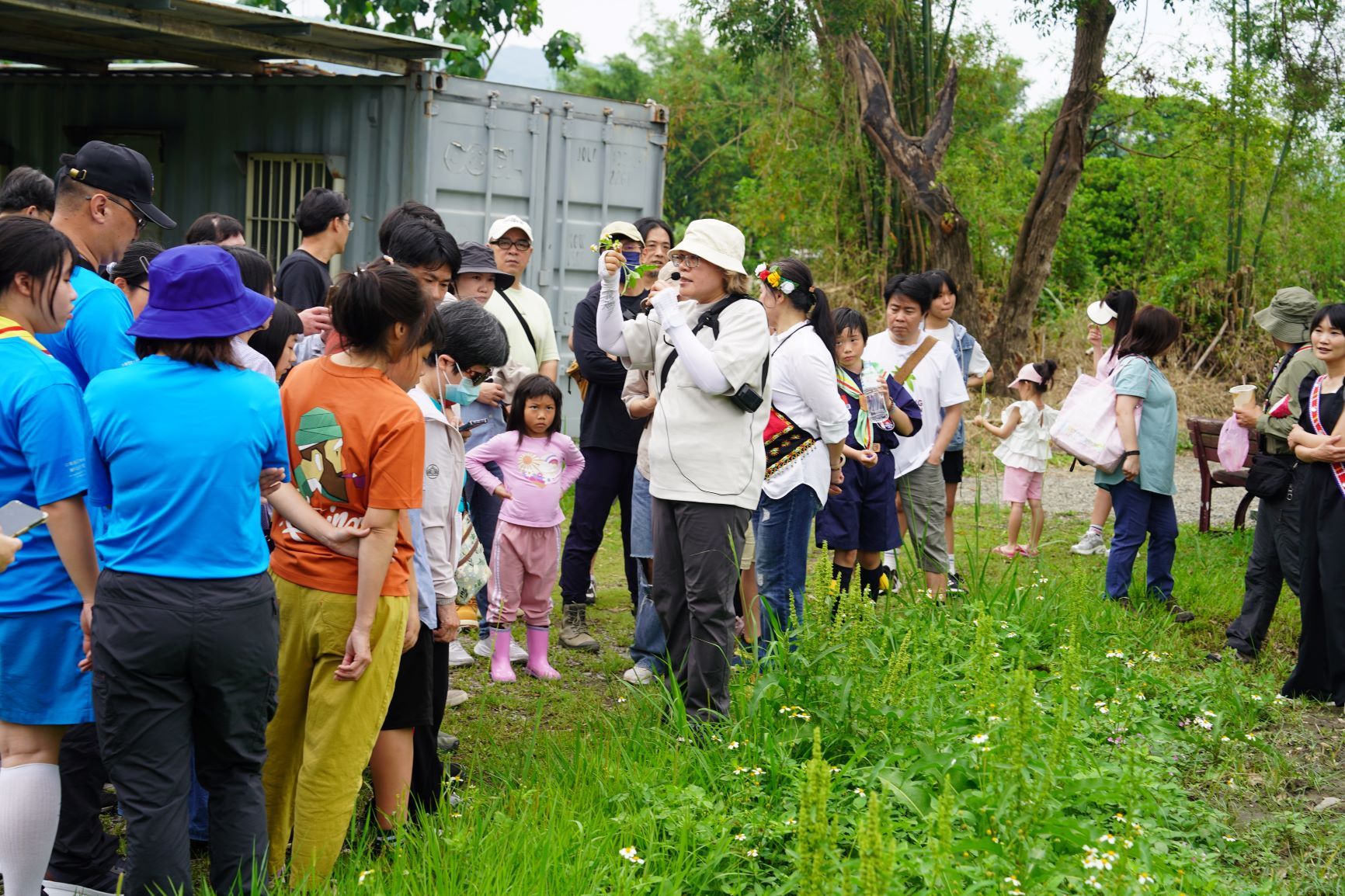 課程帶領學員走入農園，認識多種原民常用植物