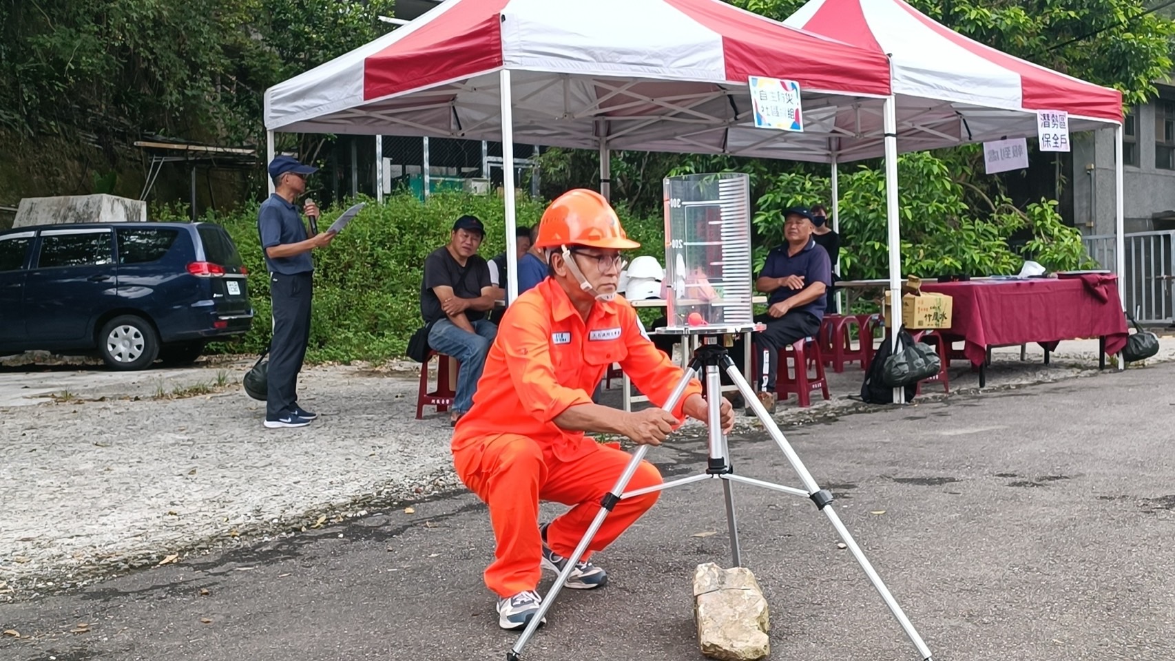 土石流防災專員架設雨量筒並定時回報