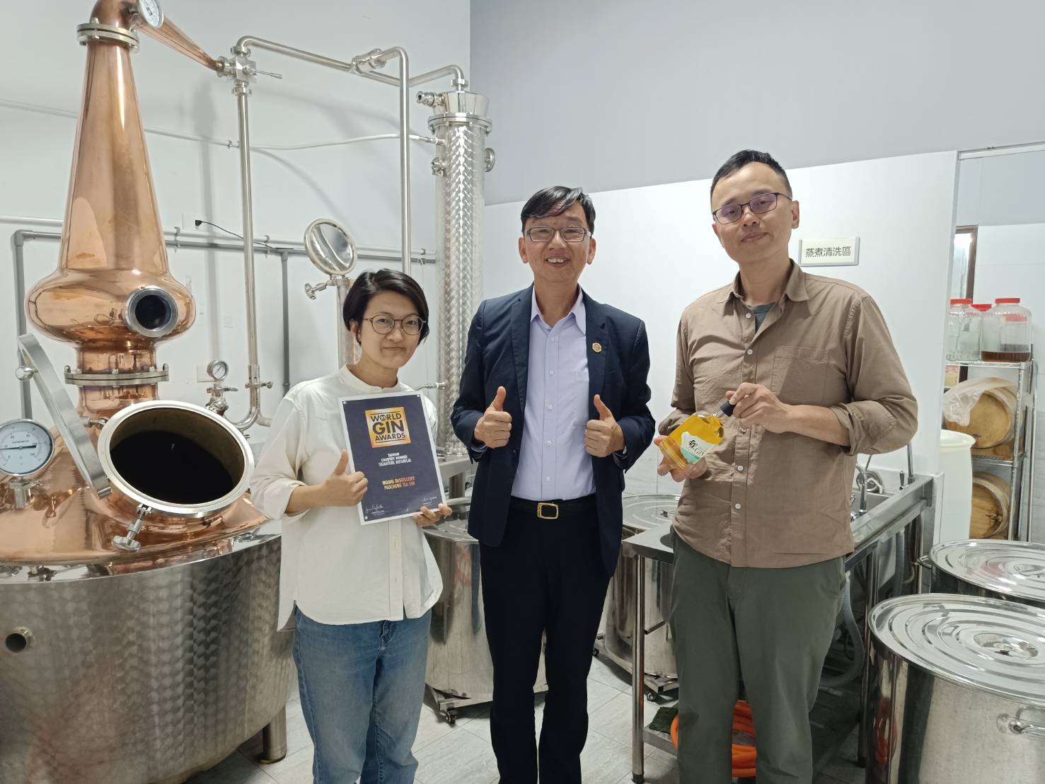 新北市政府農業局長諶錫輝(中)到場祝賀青農李建緯(右)奪得臺灣冠軍