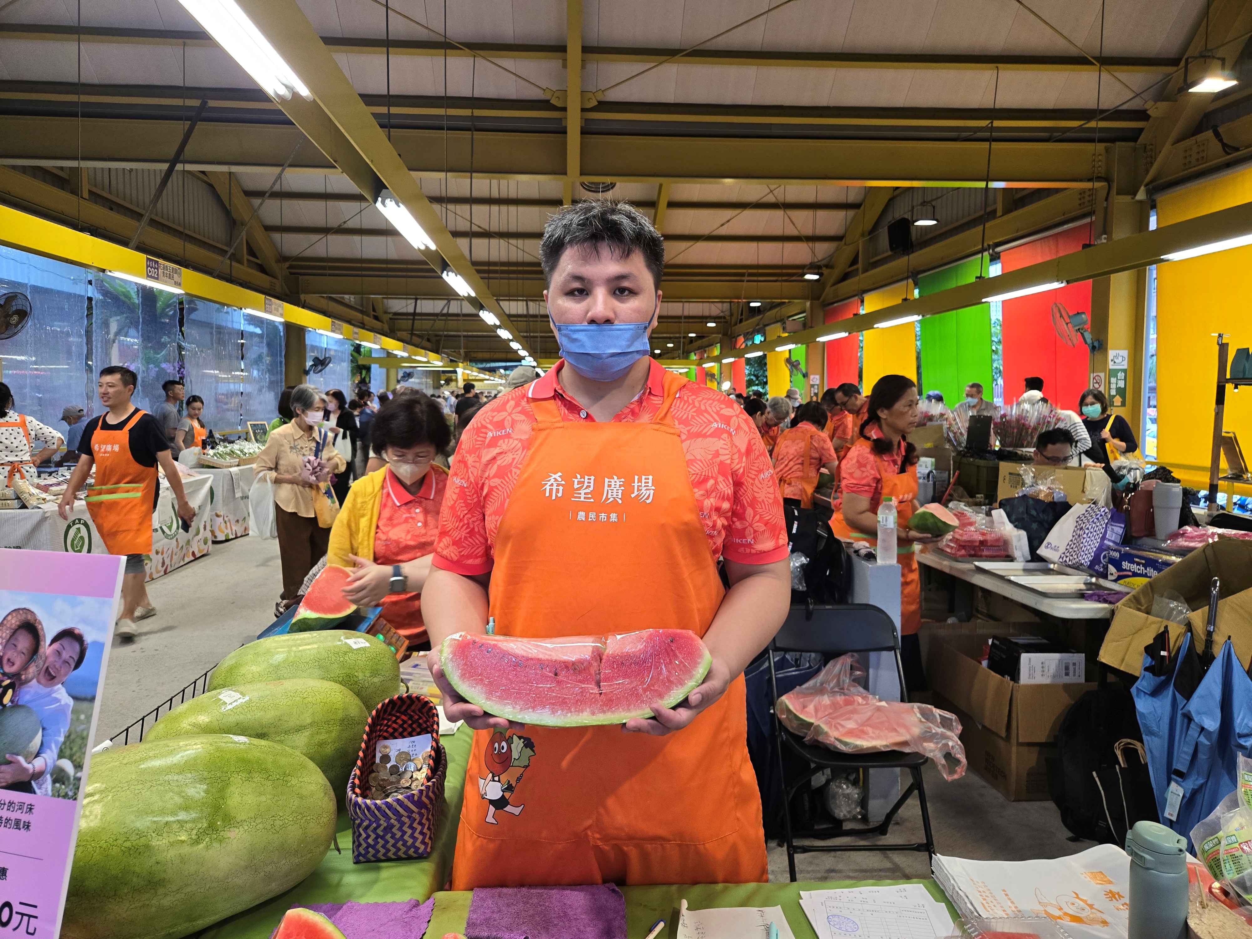 台北希望廣場農民市集有30攤花蓮農友展售當季農特產品