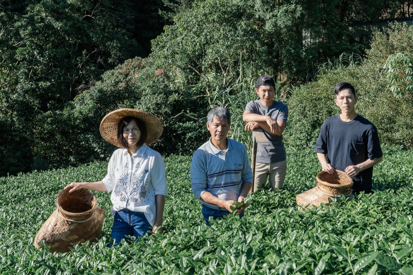 白青長茶作坊現由製茶第5代的青農兄弟檔白俊育(右2)、白順楊(右1)共同經營
