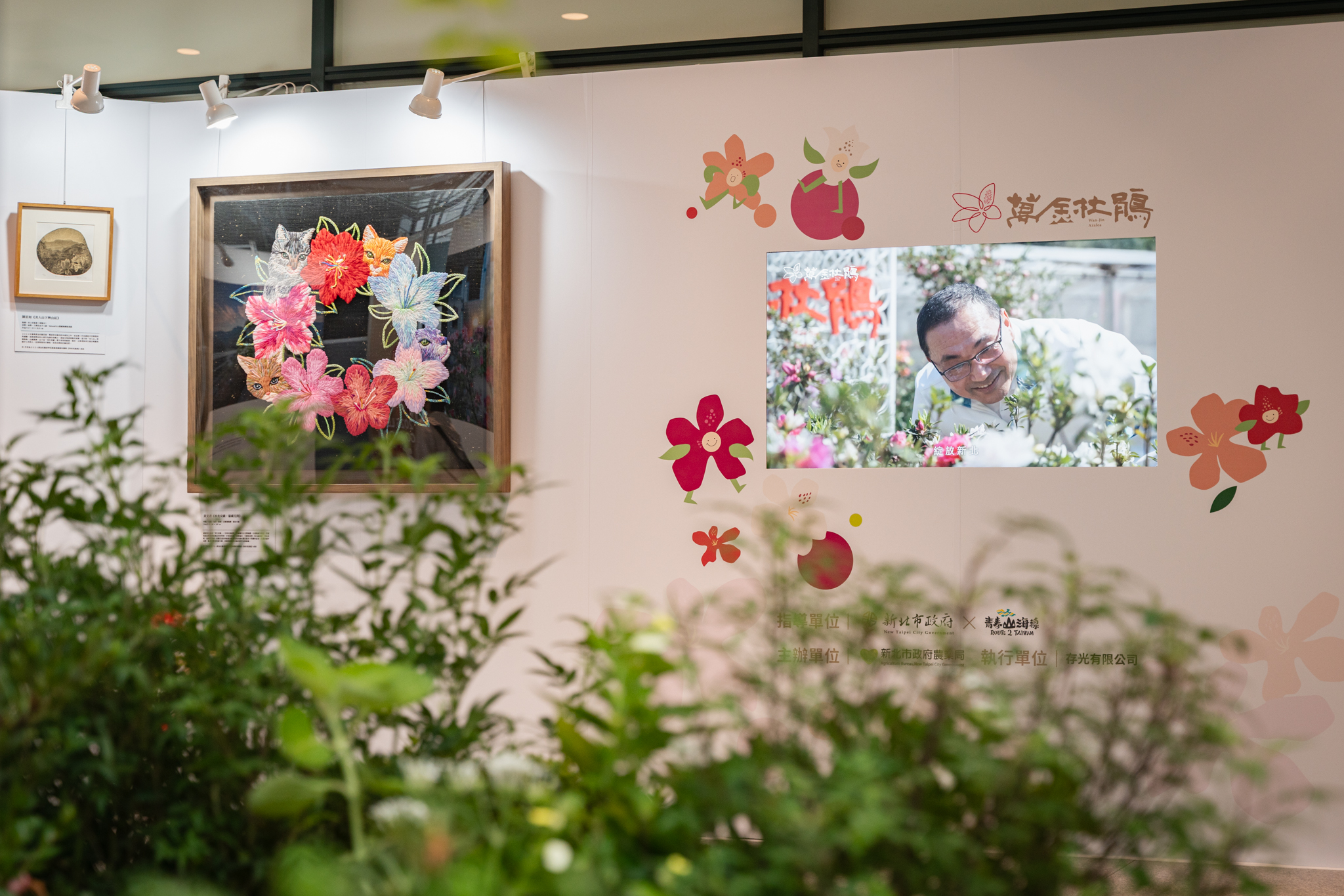 藝術家團隊《印印美黛指》成員陳眉如及黃文君為萬金杜鵑創作的版畫及刺繡作品