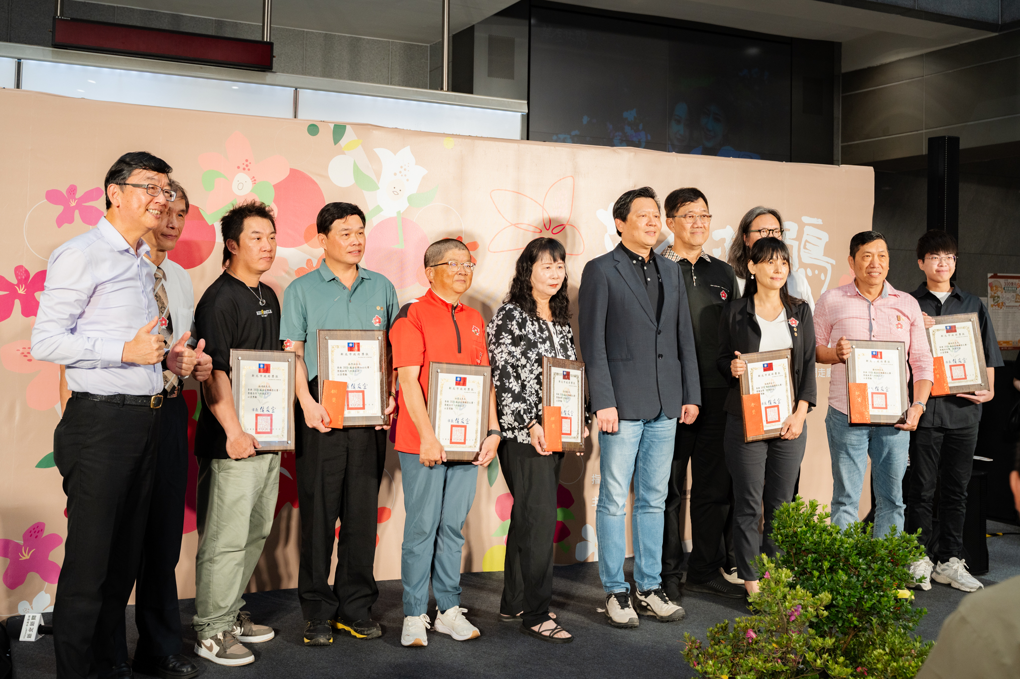新北市副市長朱惕之與2025萬金杜鵑攝影比賽得獎者合影
