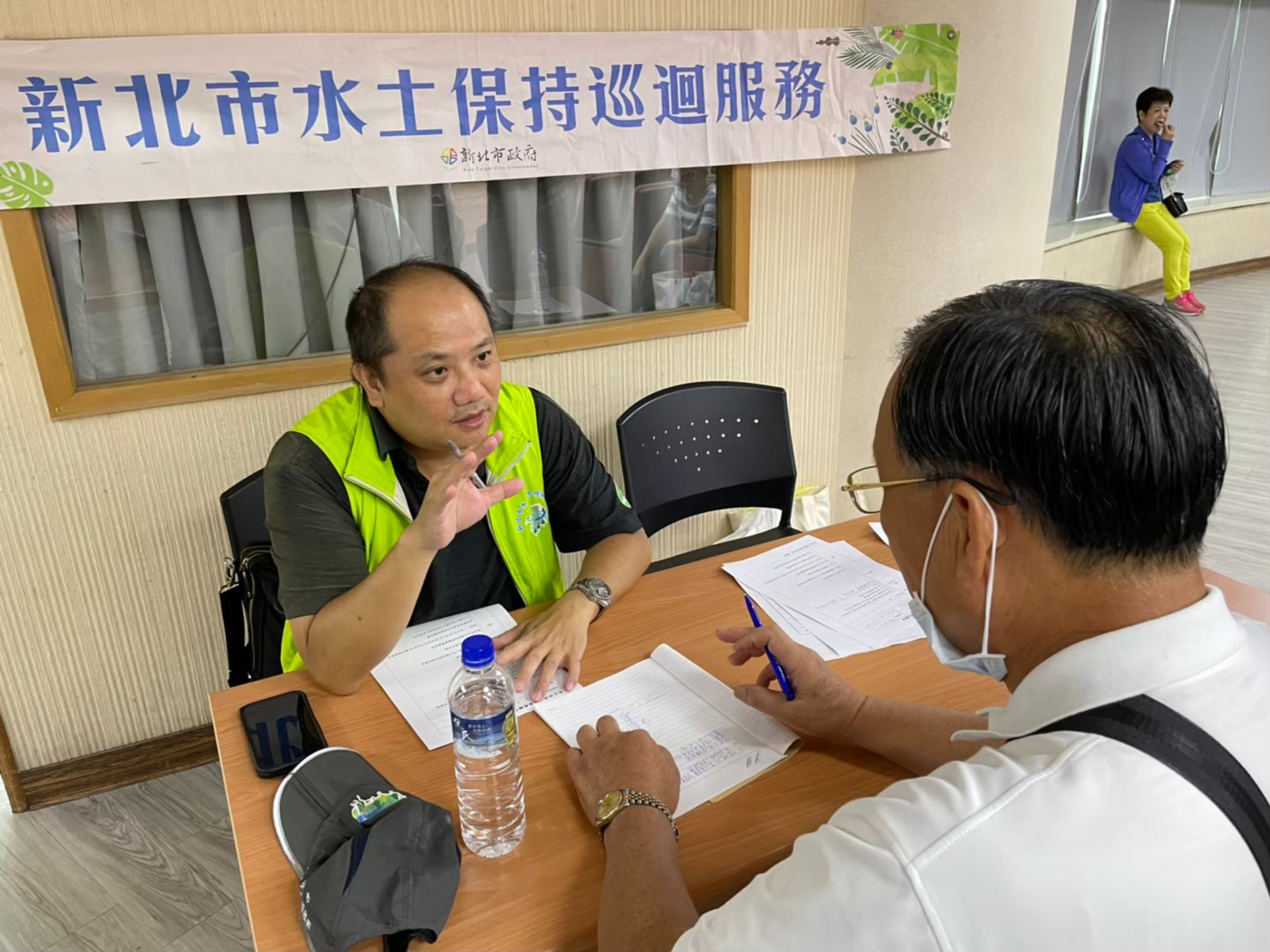 陳盈男技師熱心回答民眾疑慮