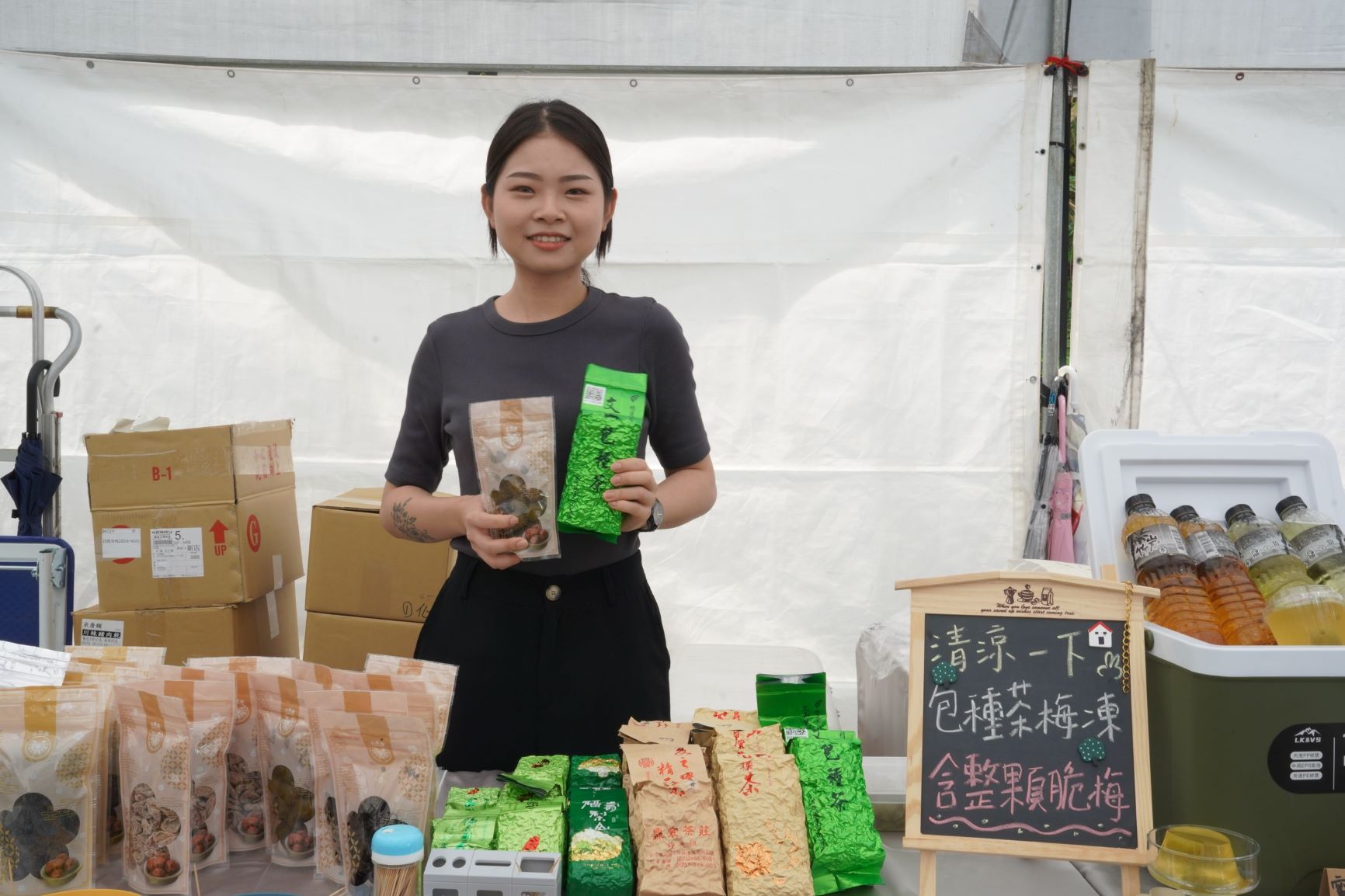 希望廣場展售現場有新北各茶區的青農設置茶攤
