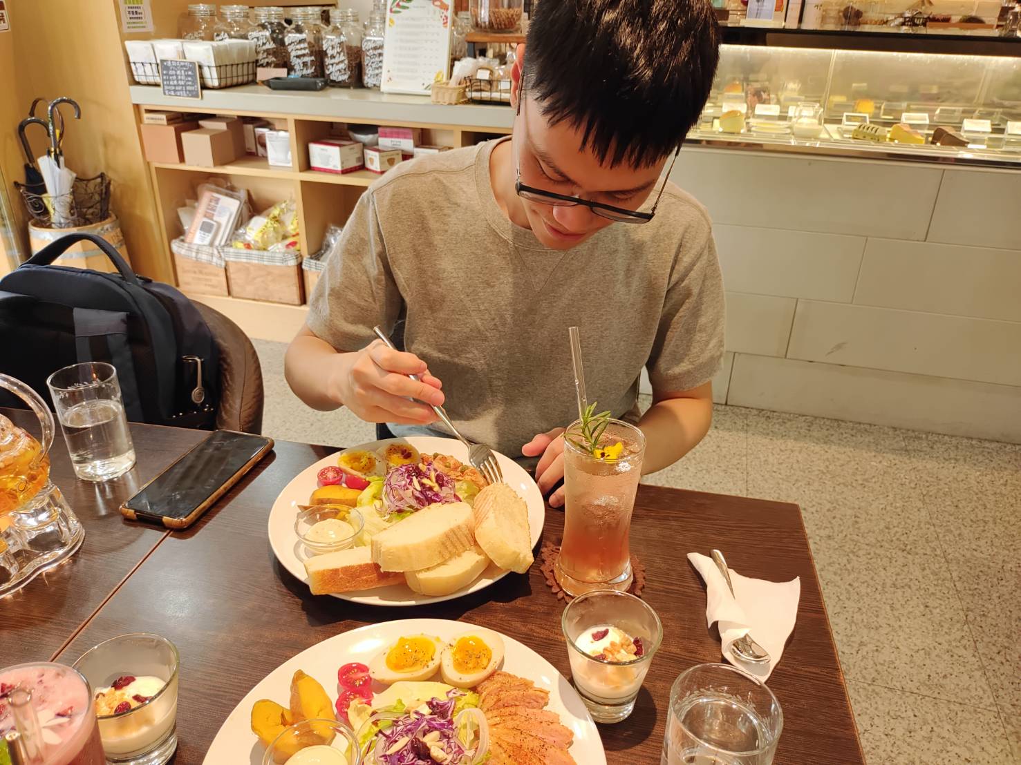 「魚缸珈琲Coffish」依照不同季節推出以當季水果製作當季限定甜點及蔬食餐點