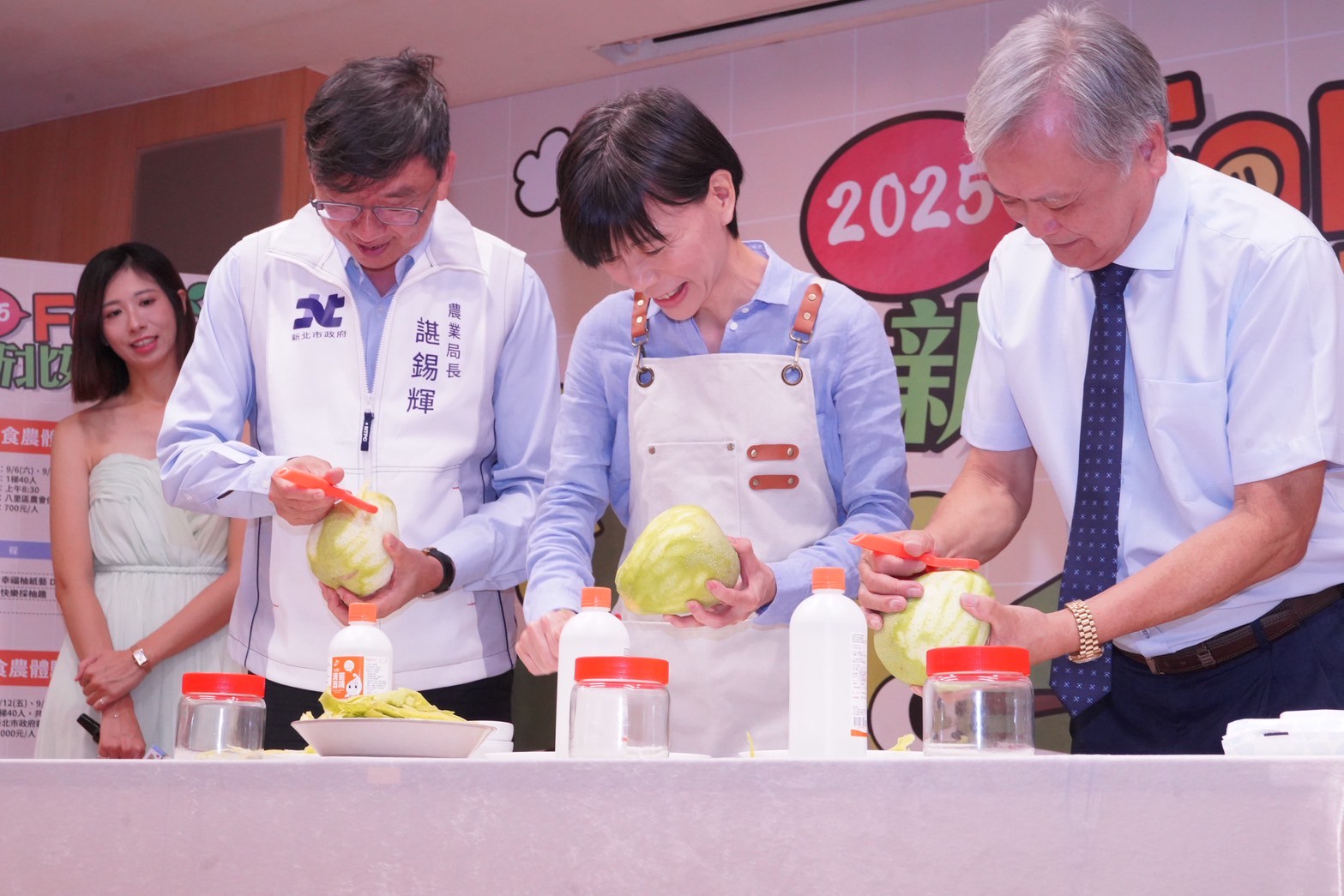 農業局長諶錫輝(左)、八里區農會理事長施阿貴(右)與家政達人陳映如(中)共同製作環保柚_0
