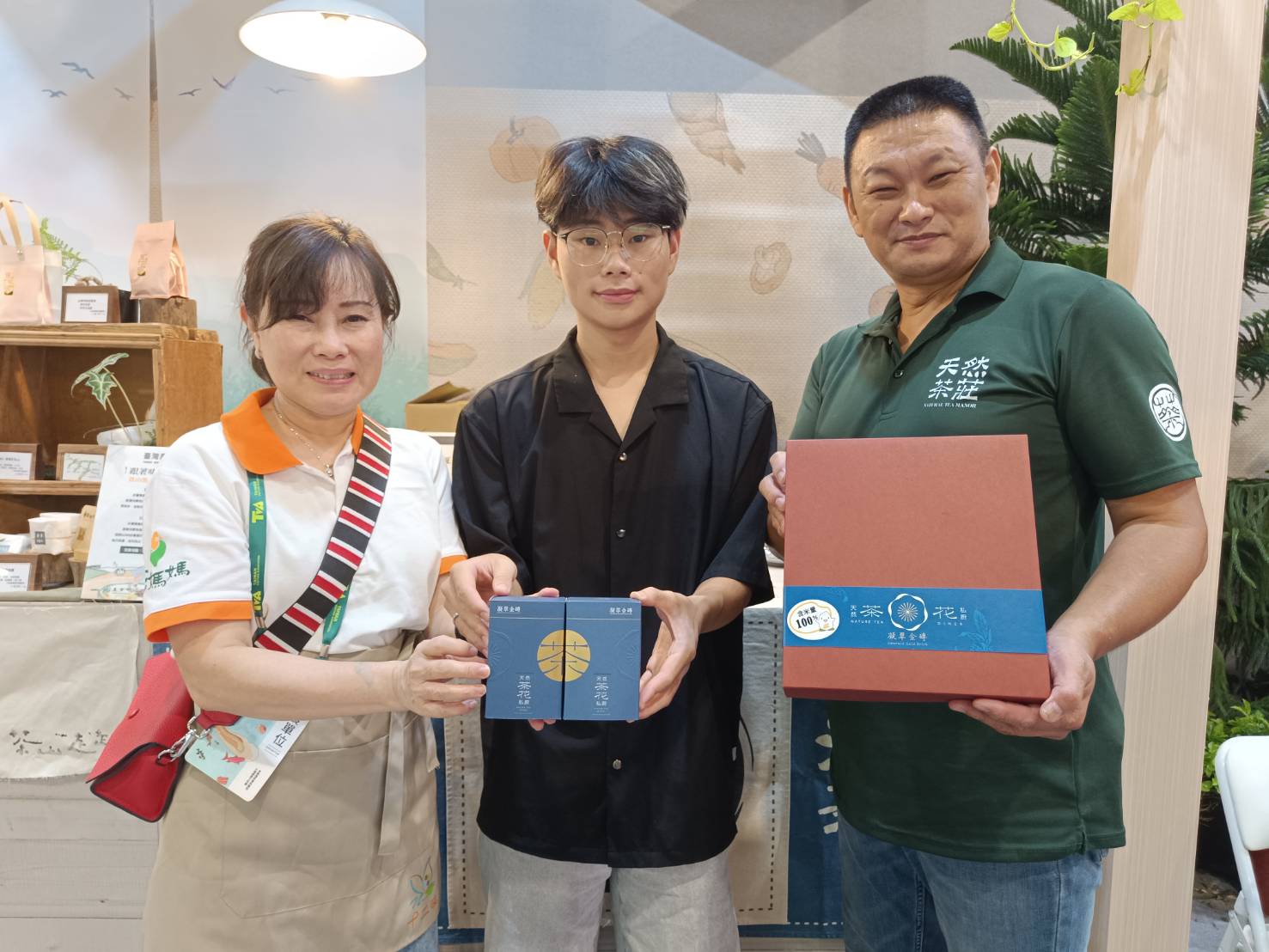 新北市天然茶莊青農蔡承峰與父親蔡旭志合作研發新產品「凝翠金磚」,推出兩包裝禮盒(中間)及10包裝禮盒(右邊)