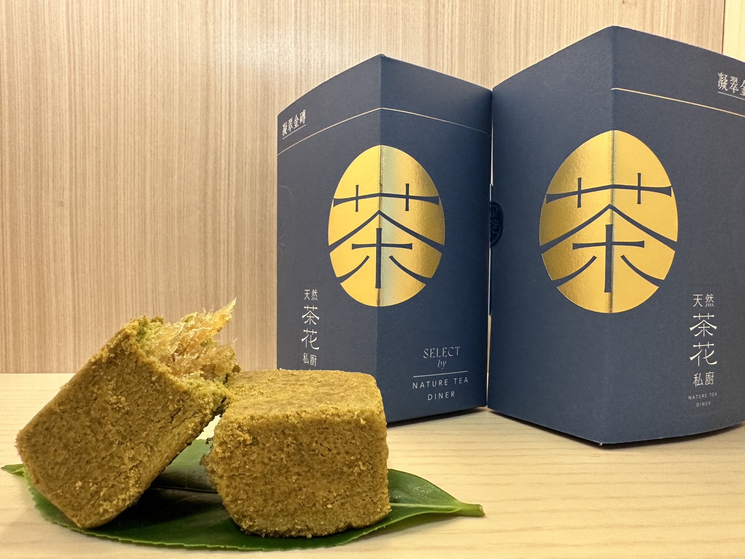 包種茶香清爽外皮包裹鳳梨酸甜內餡,特別為外銷日本設計2入裝精巧禮盒