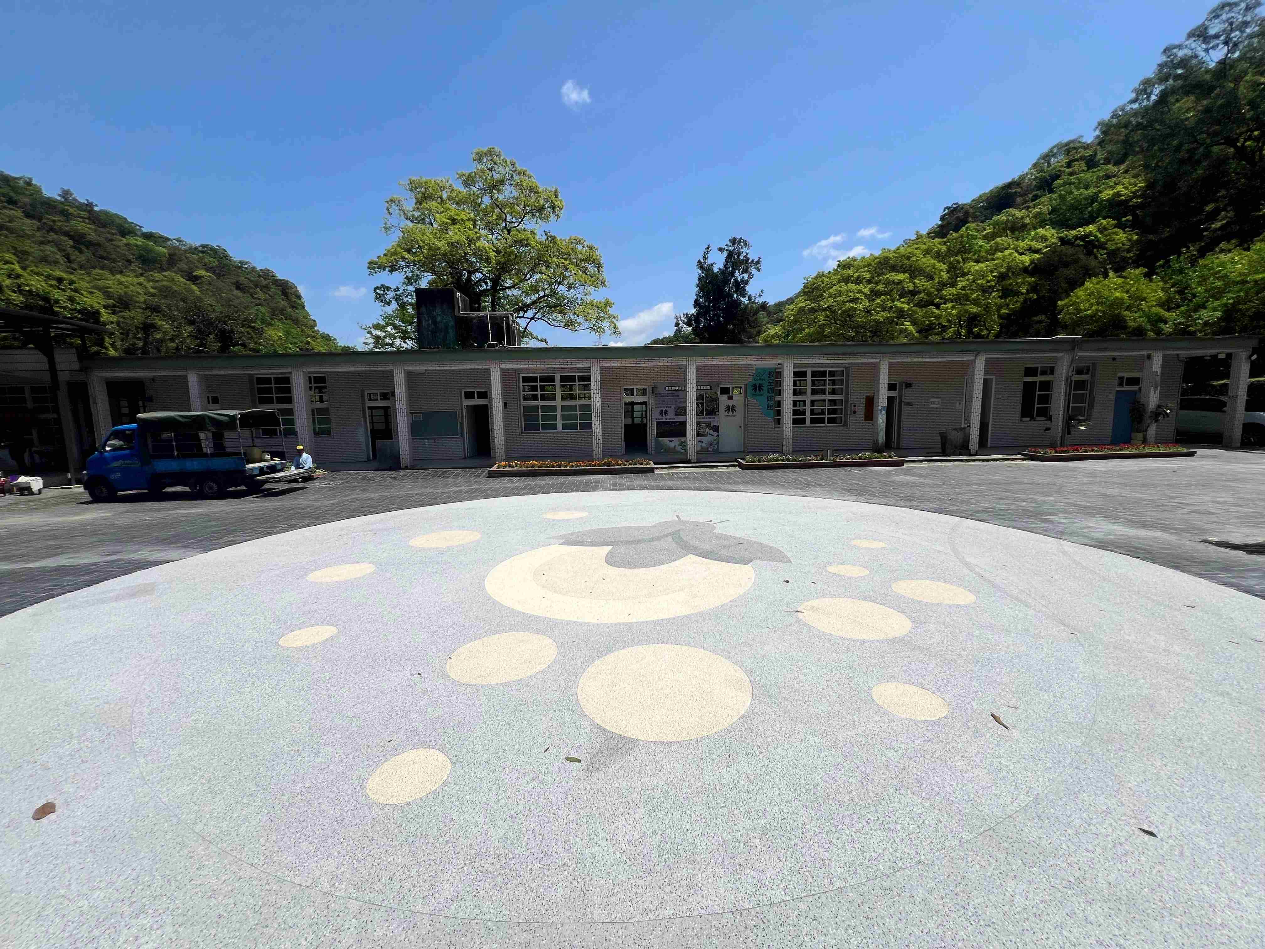 紫東社區遊程休憩點設置「抿石子螢火蟲入口意象地坪」，兼具美觀與安全