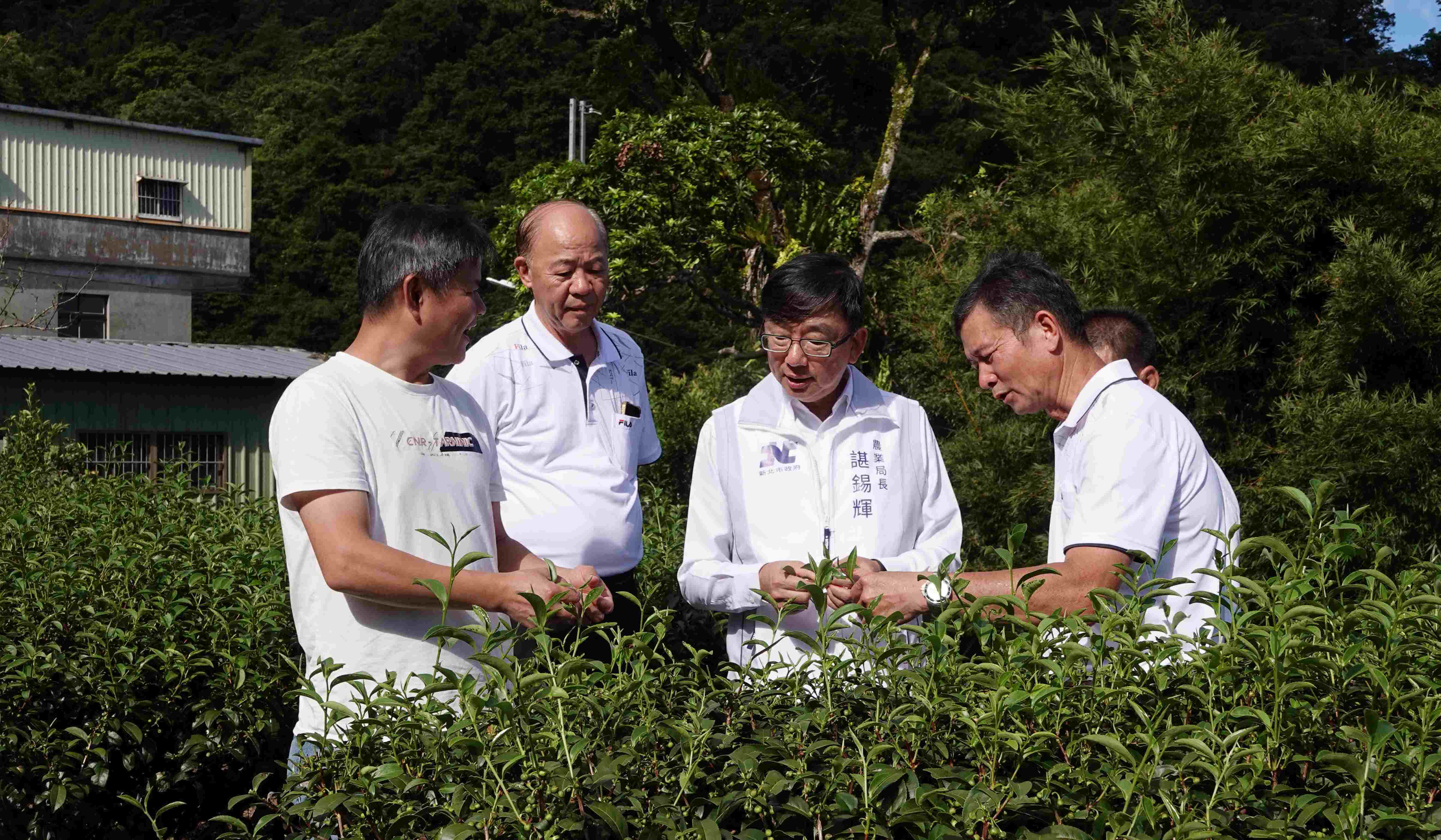 坪林區吳永春(左1)為新北再添第13座全國冠軍榮耀