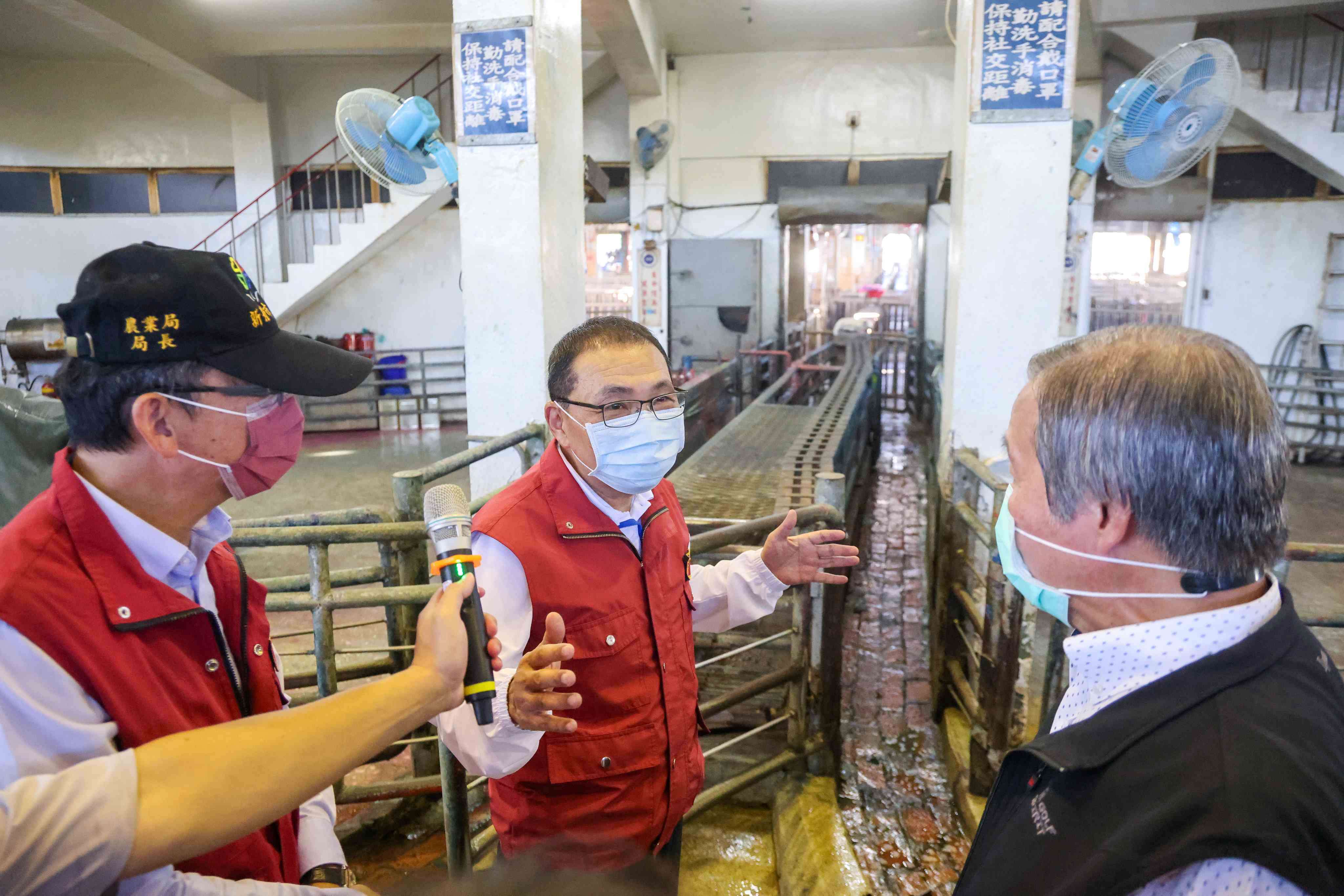 市長侯友宜今(7)日上午前往新北市肉品市場視察防疫整備情形
