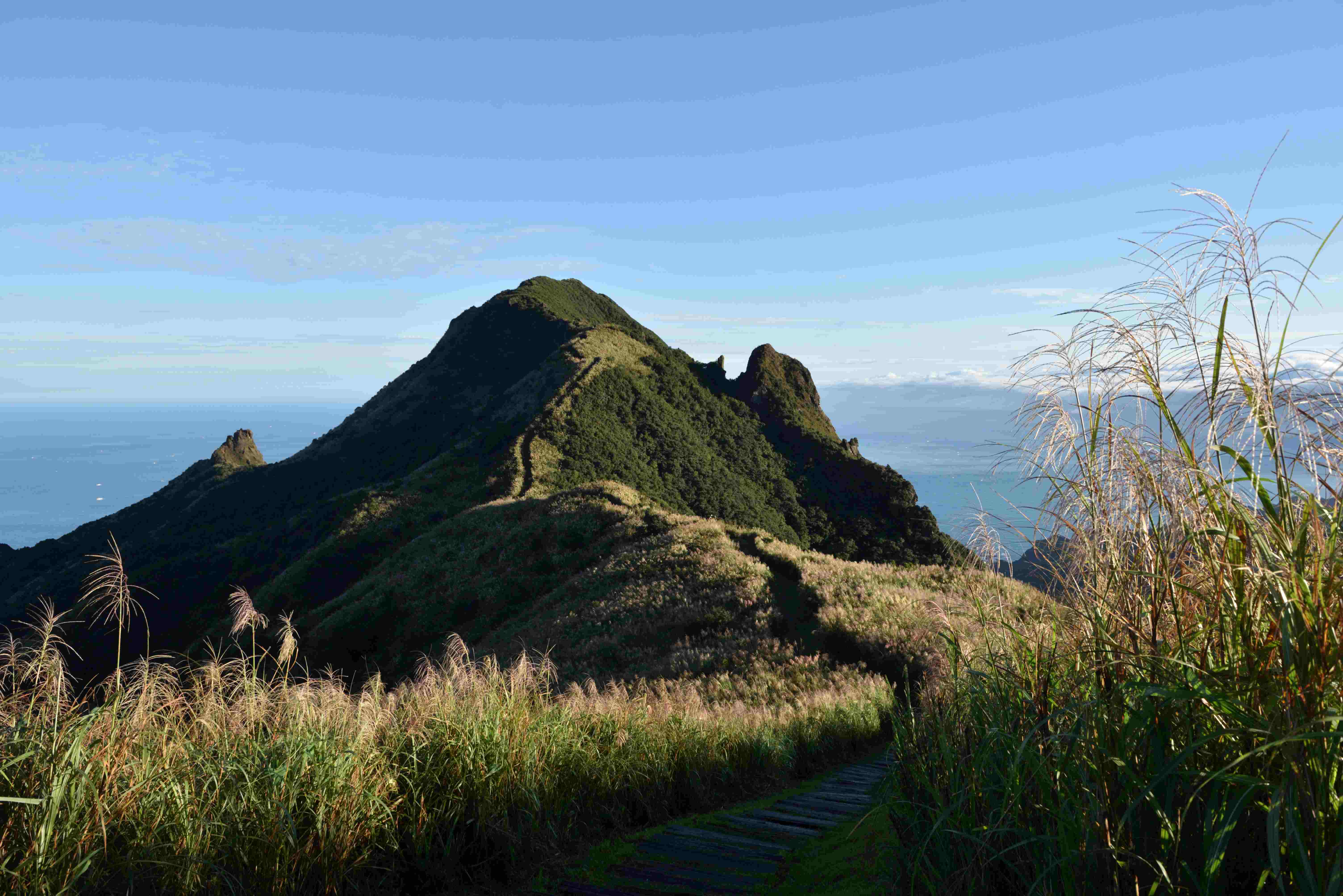 九份金瓜石水湳洞地質公園繼野柳地質公園後，成為新北市第二件通過文資法指定為自然地景，圖為園內地景之一的半平山
