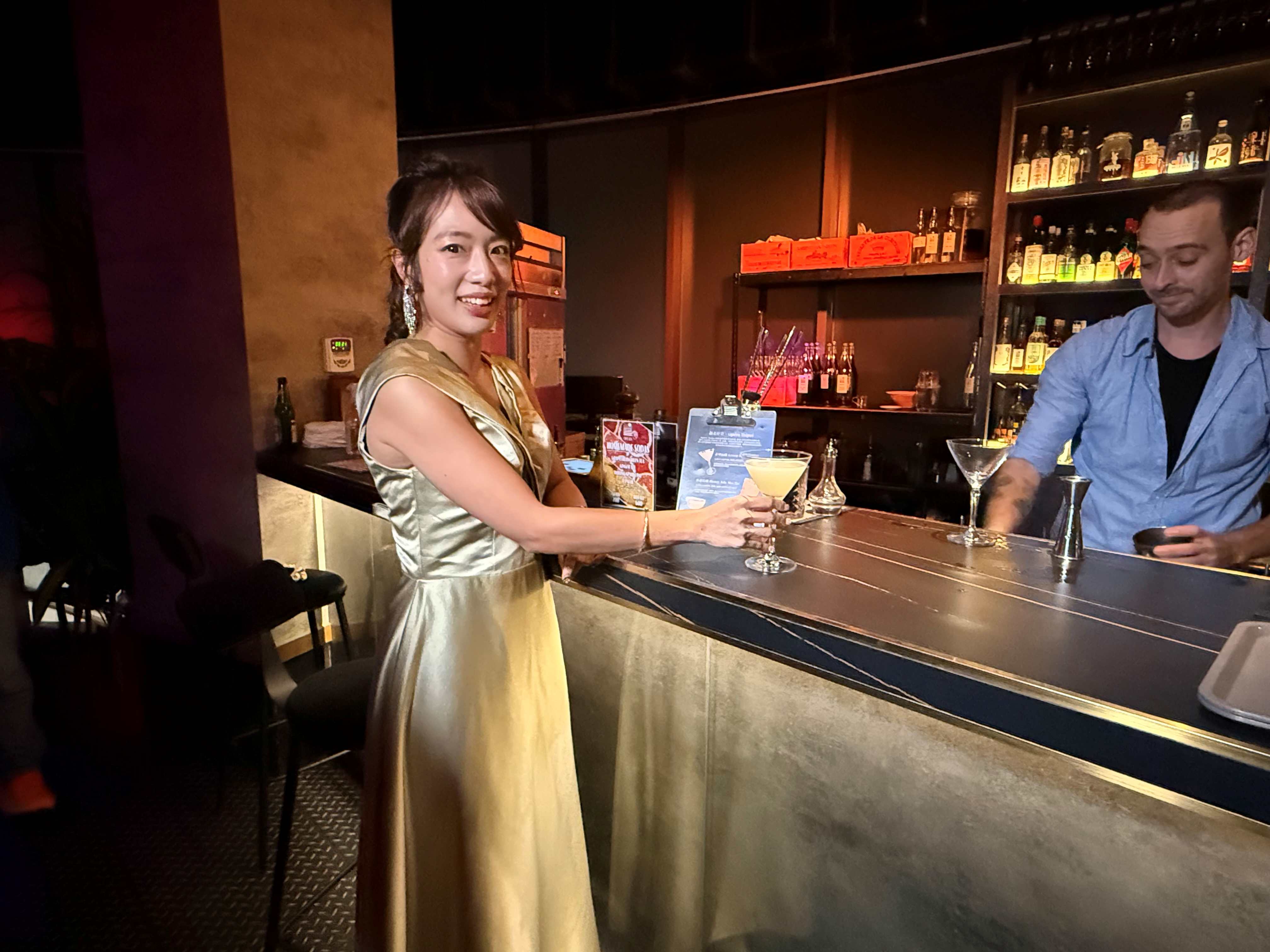 以包種茶浸泡琴酒,搭配萊姆與黃瓜香茅的「青翠山嵐」,口感沁涼爽口,勾勒坪林茶山意象(※ 未滿十八歲禁止飲酒)