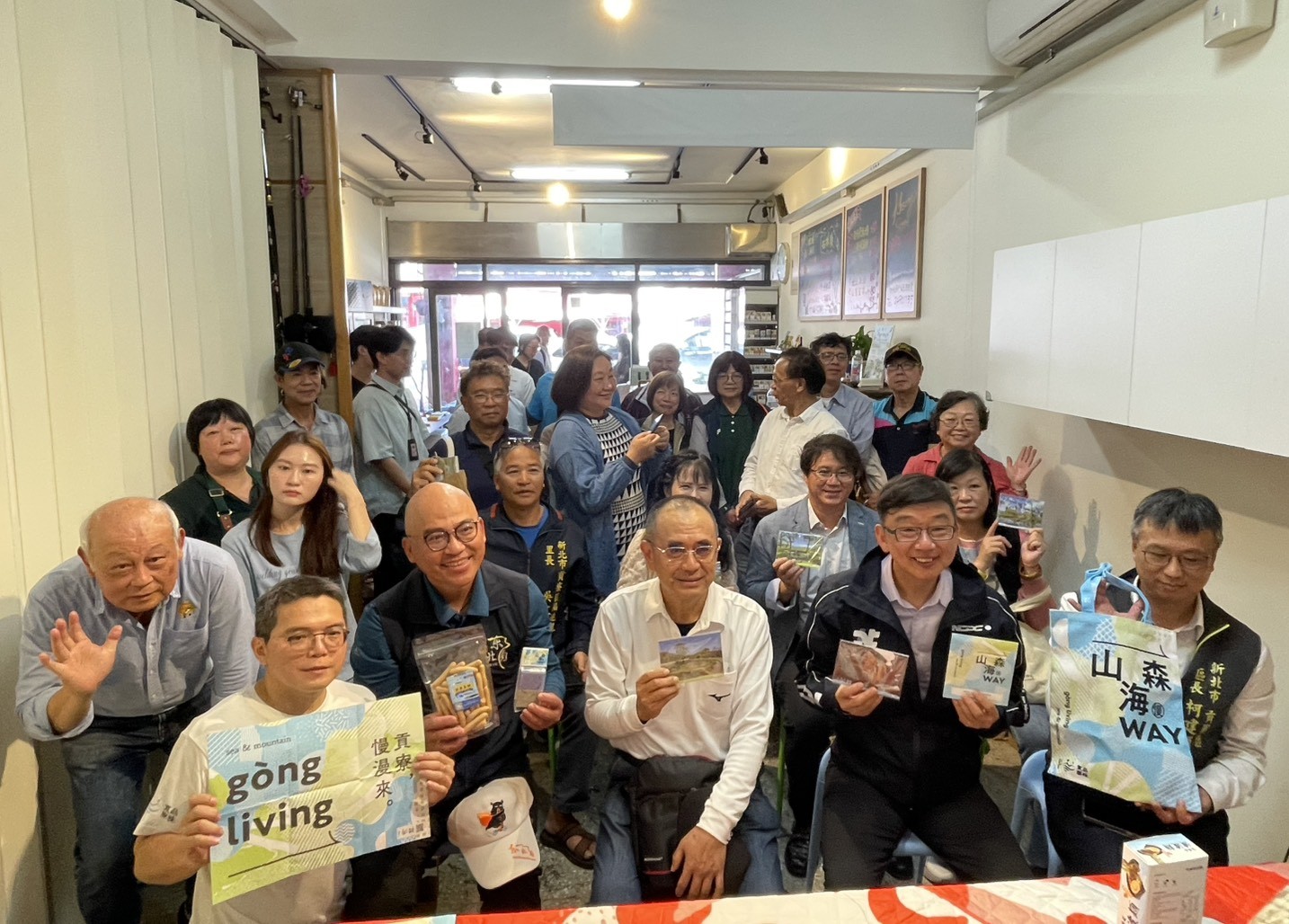 「品味貢寮」由在地創生夥伴共同組成,致力打造貢寮地域品牌,農業局長諶錫輝今(1)日出席「品味貢寮-淡蘭山海小旅行及伴手禮發表會」,宣傳6款新推出的客製化小旅行