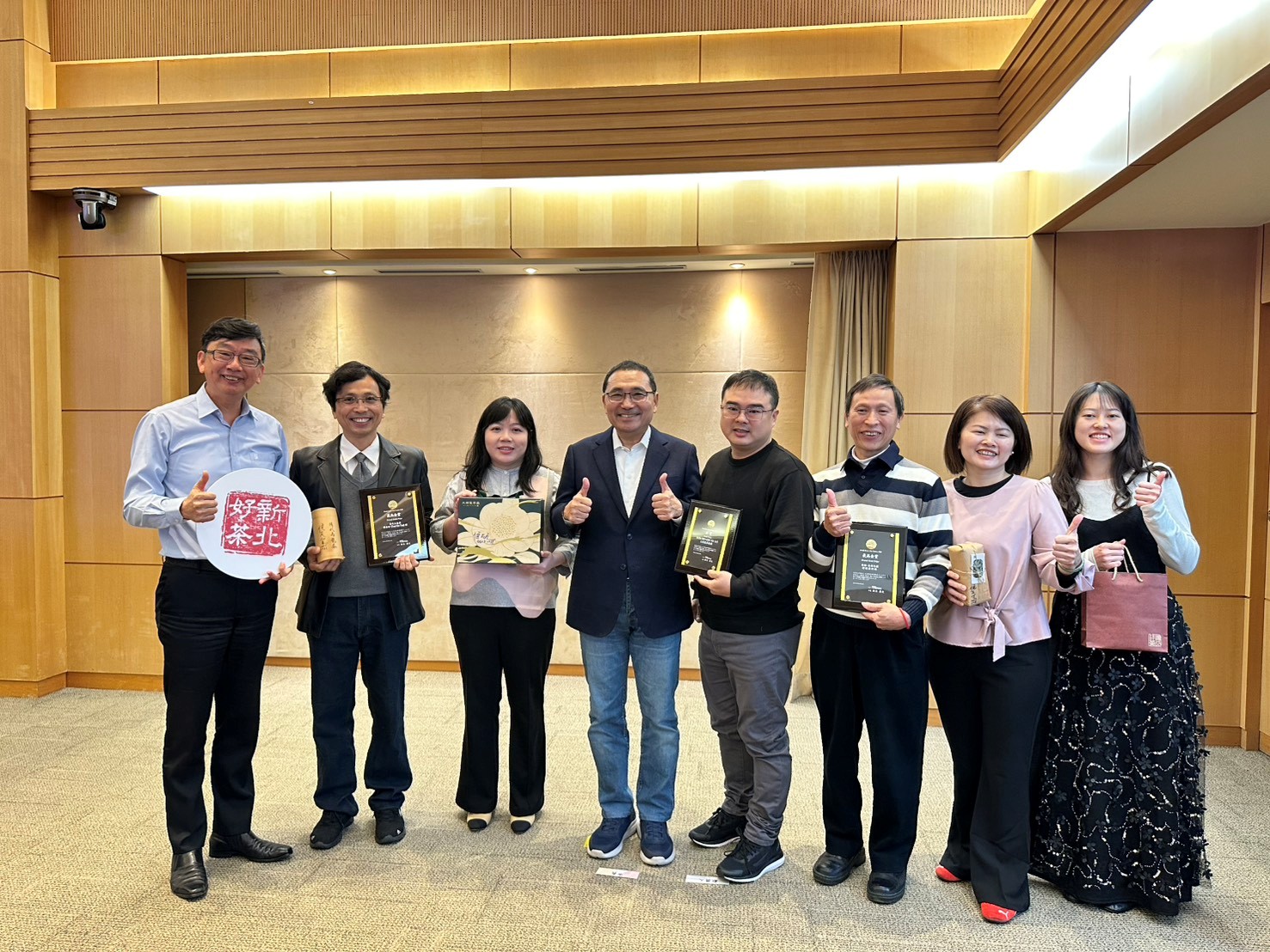 新北茶農獲得日本2025「世界綠茶大賽」2座最高金賞及1座金賞獎，獲獎數量全國第一，今(31)日於市政會議獻獎，市長侯友宜肯定茶農結合傳統技術與現代創意，讓臺灣特色茶的風味再度獲得世界級認可。