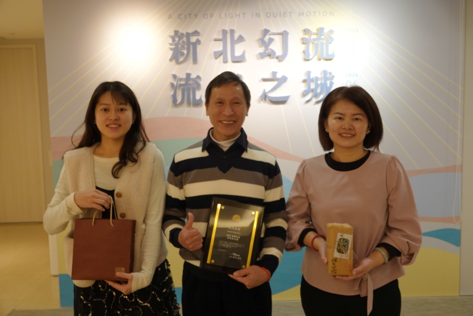 坪林區祥順茶行第三代蔡國祥(中)、柯天姿(右)夫婦攜手第四代蔡佩芹(左)共同經營，結合包種茶及懷舊復古美學設計，以「祥順・春韻包種」獲得日本2025世界綠茶大賽「最高金賞獎」獎項。