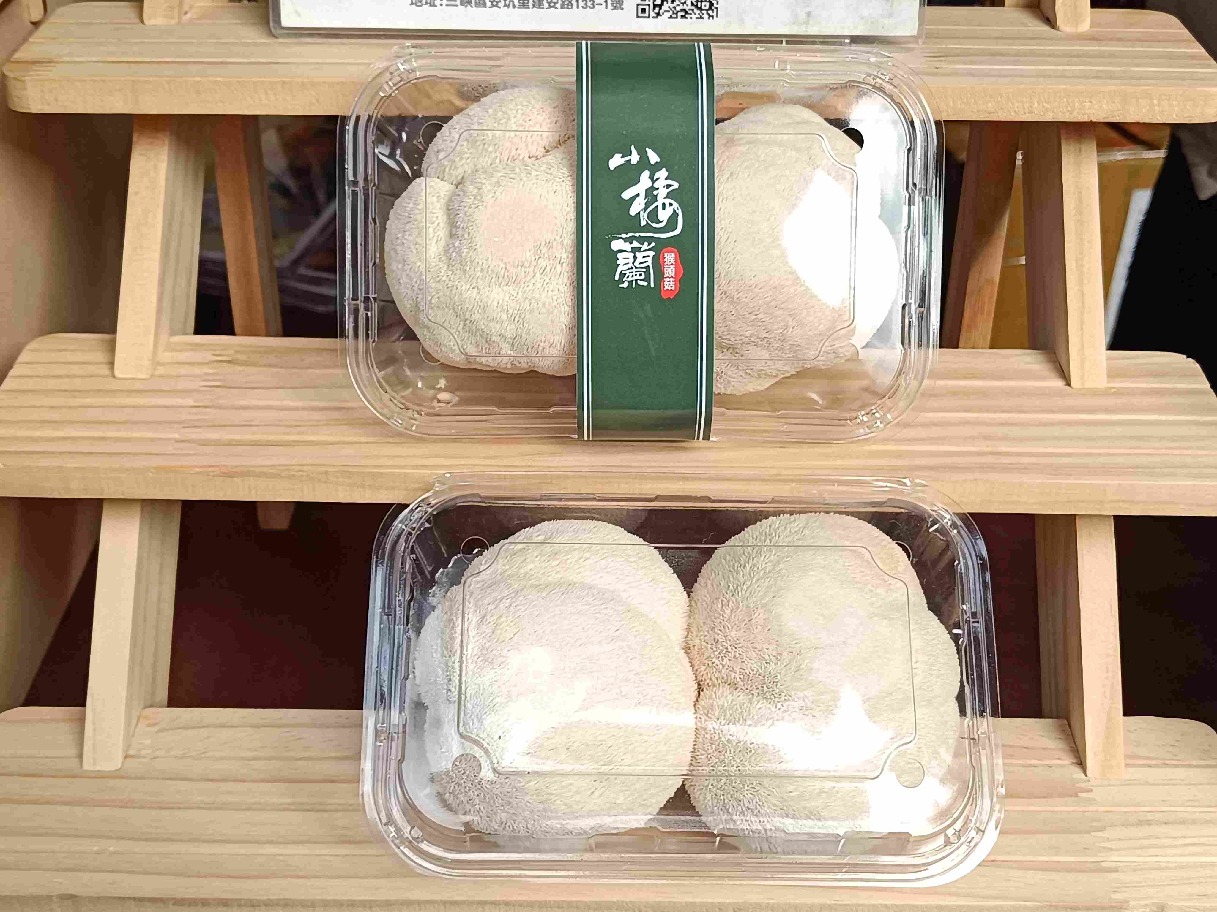 青農黃君韡經營小棲蘭森林農場，生產的猴頭菇品質十分優良