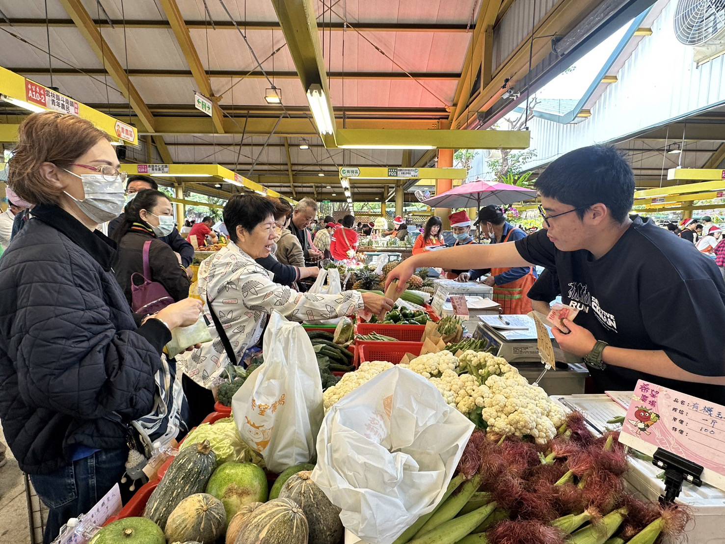 台北希望廣場提供多元銷售管道，減少農民與消費者的距離，增加消費者的認同感