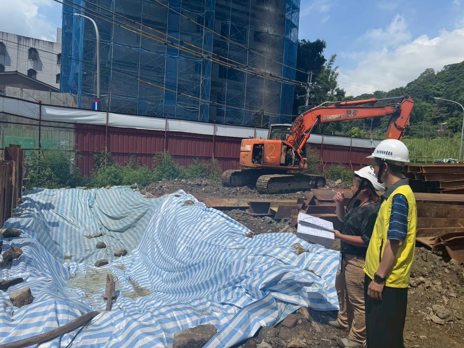新北市透過與專業技師公會合作建立定期巡查管理機制，展現在山坡地防災上「防患未然」的超前部署(圖為前往工地確認臨時性沉砂滯洪池清淤是否完成)