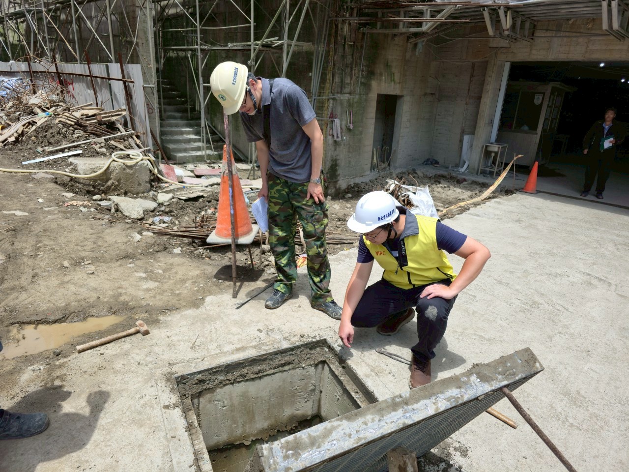 透過施工中檢查可以防止人為不當開發，強化坡地安全管理防線(圖為新店區一處土地申請建照執照水土保持計畫施工中檢查)。