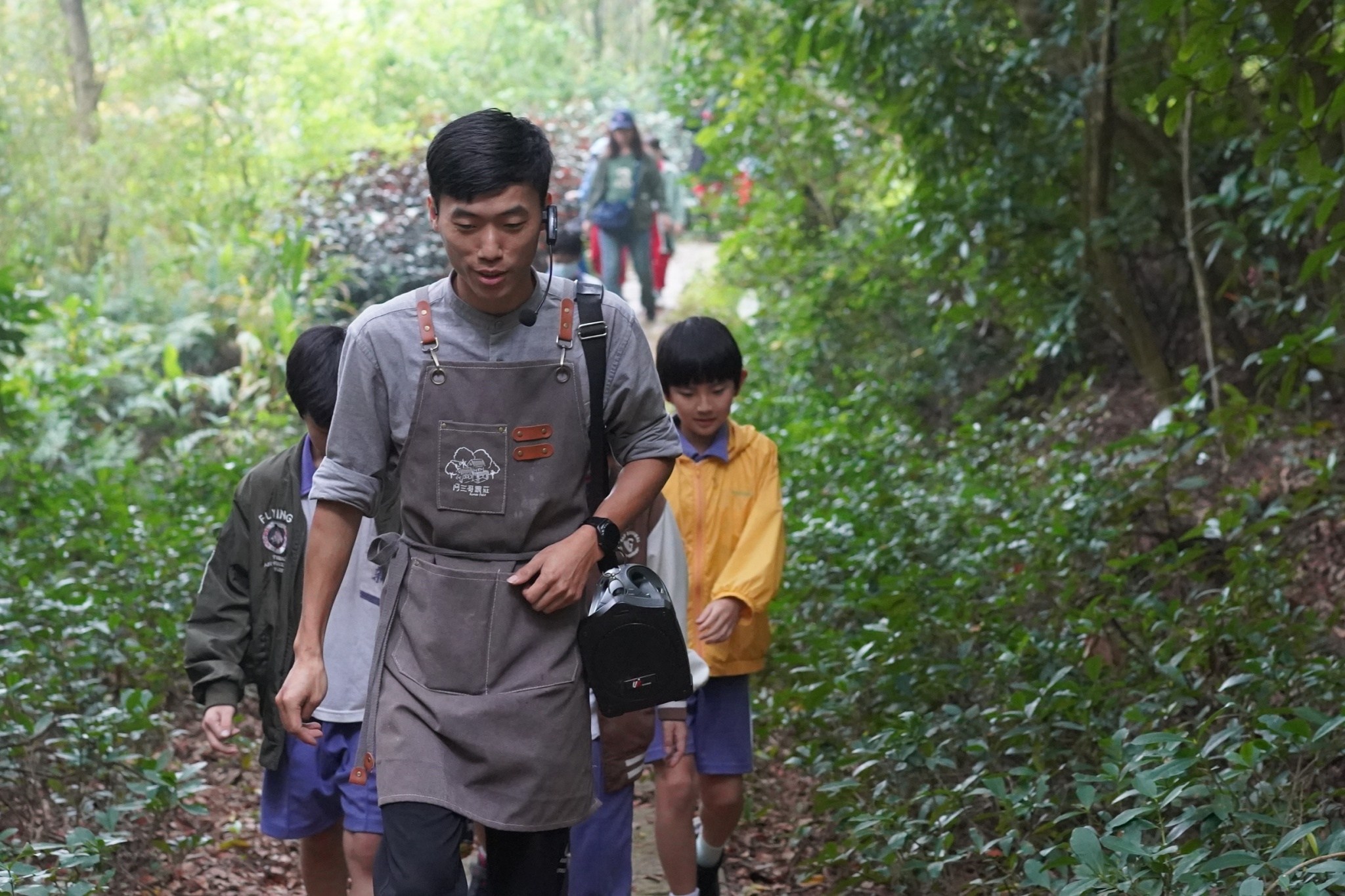 阿三哥農莊以茶園及農地復育為核心,引導學生認識作物生產與飲食文化