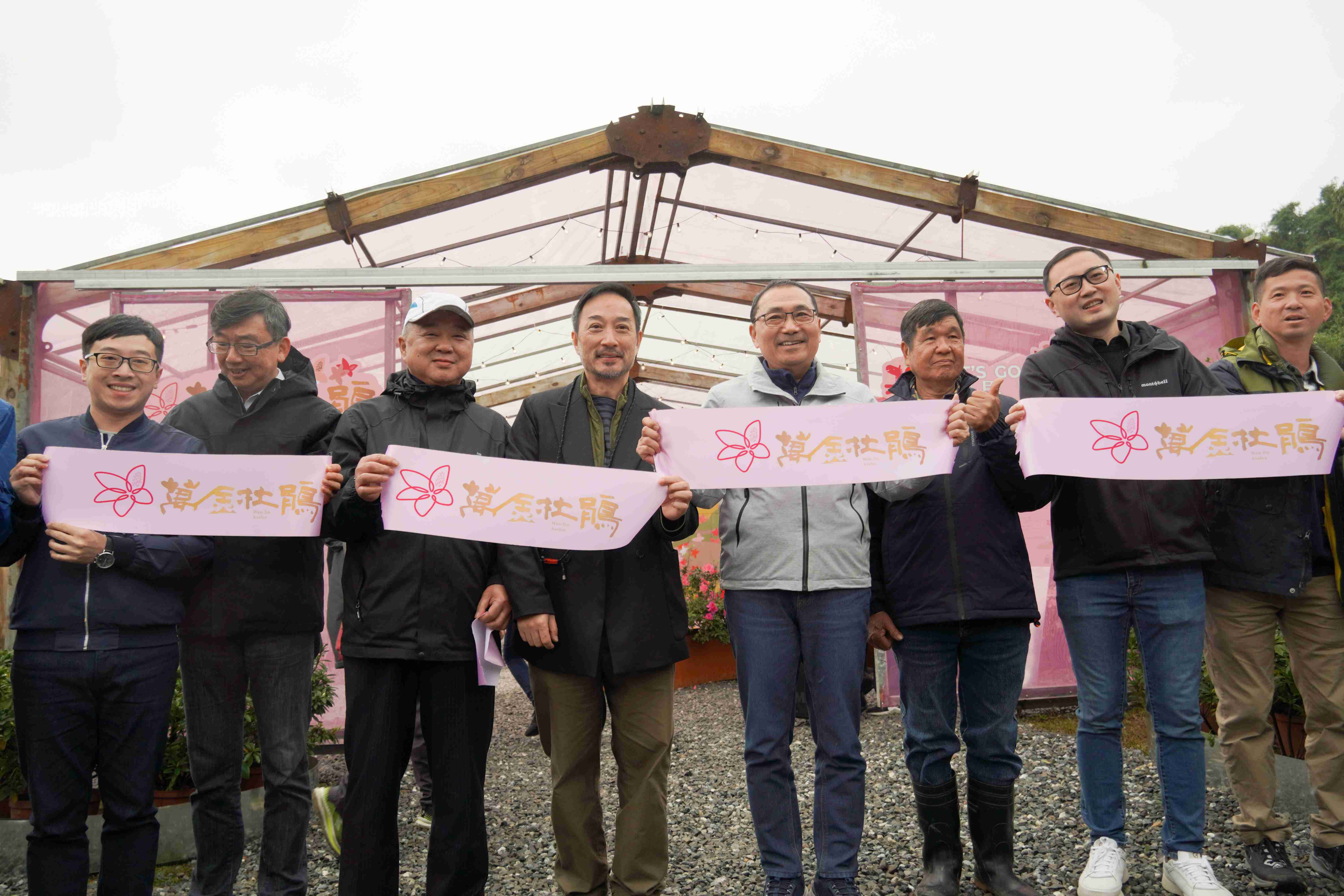 「萬金杜鵑」春季花展於今(7)日在萬里、金山展區盛大開展,市長侯友宜(右3)出席為這場結合在地產業、藝術及農業美學的春季年度盛會揭開序幕